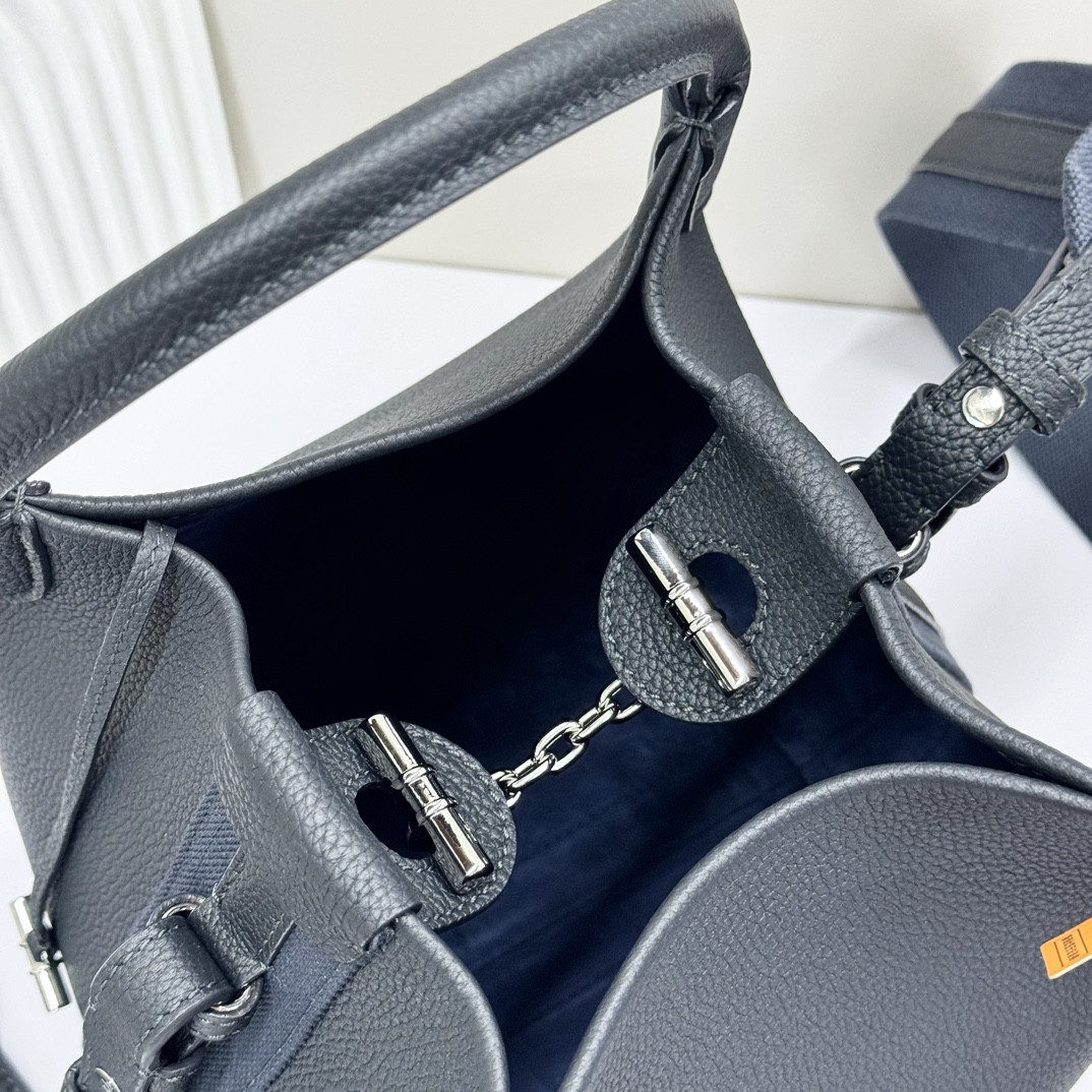 L**o p*ana small bale bag black grained calfskin 17 x 17 x 21 cm