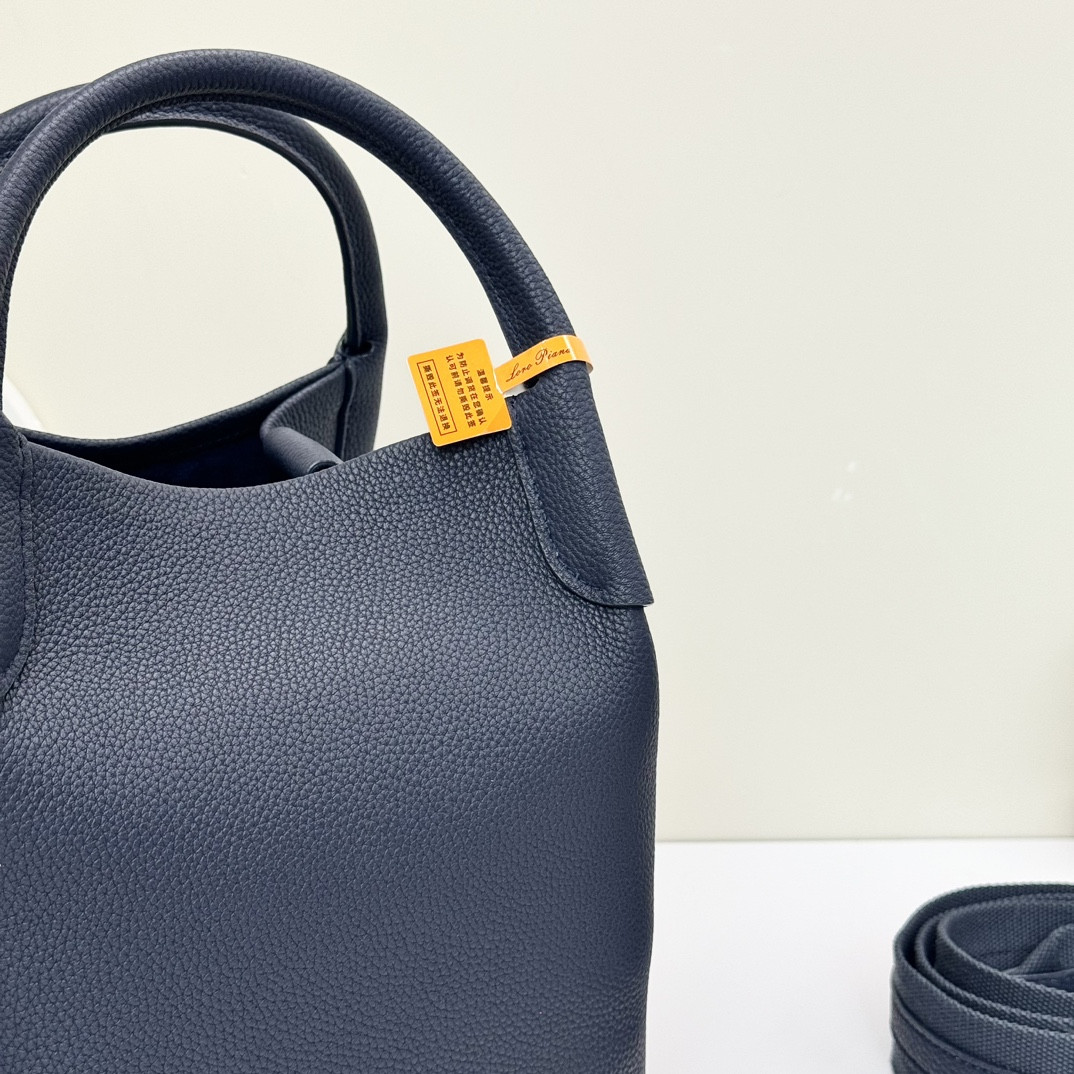 L**o p*ana small bale bag calfskin 17 x 17 x 21 cm
