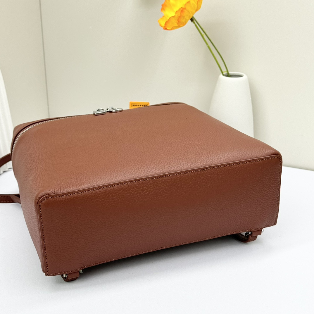 L**o p*ana extra pocket backpack l23.5 grained calfskin 23 x 21 x 8 cm