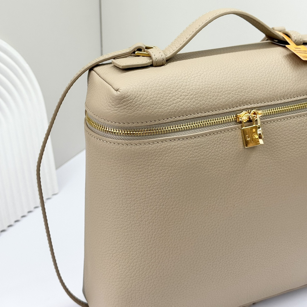L**o p*ana extra pocket backpack l23.5 grained calfskin 23 x 21 x 8 cm