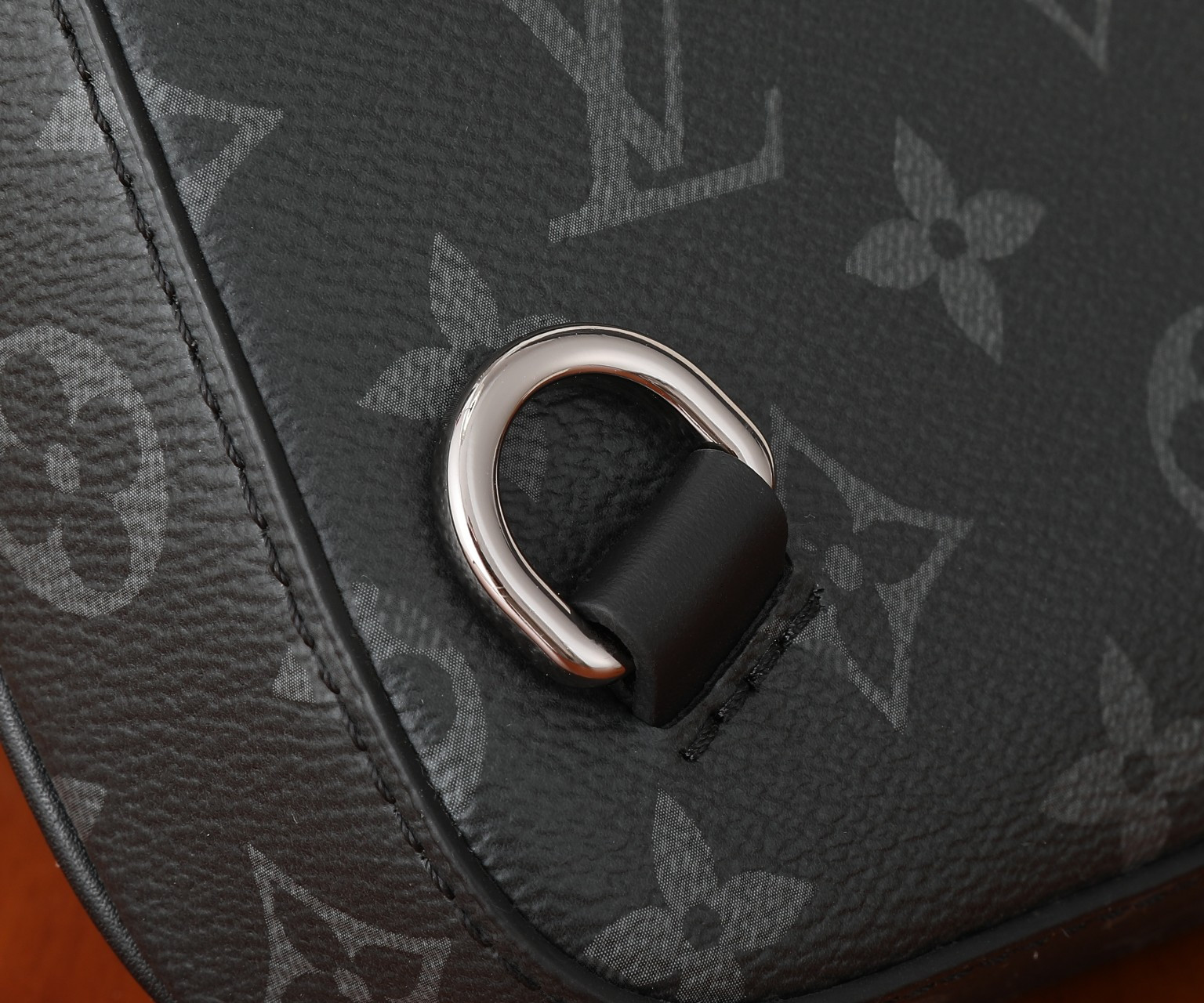 LV Avenue Slingbag PM M47137 6.3 x 13 x 2.2 inches