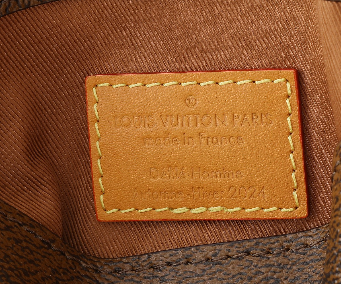 LV Envelope Pouch M11629 12.5x18x8.5CM