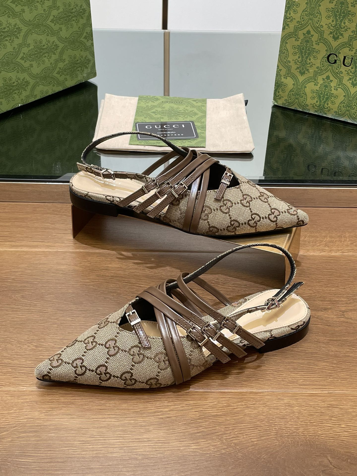 ua G*u*i strappy ballet flat
