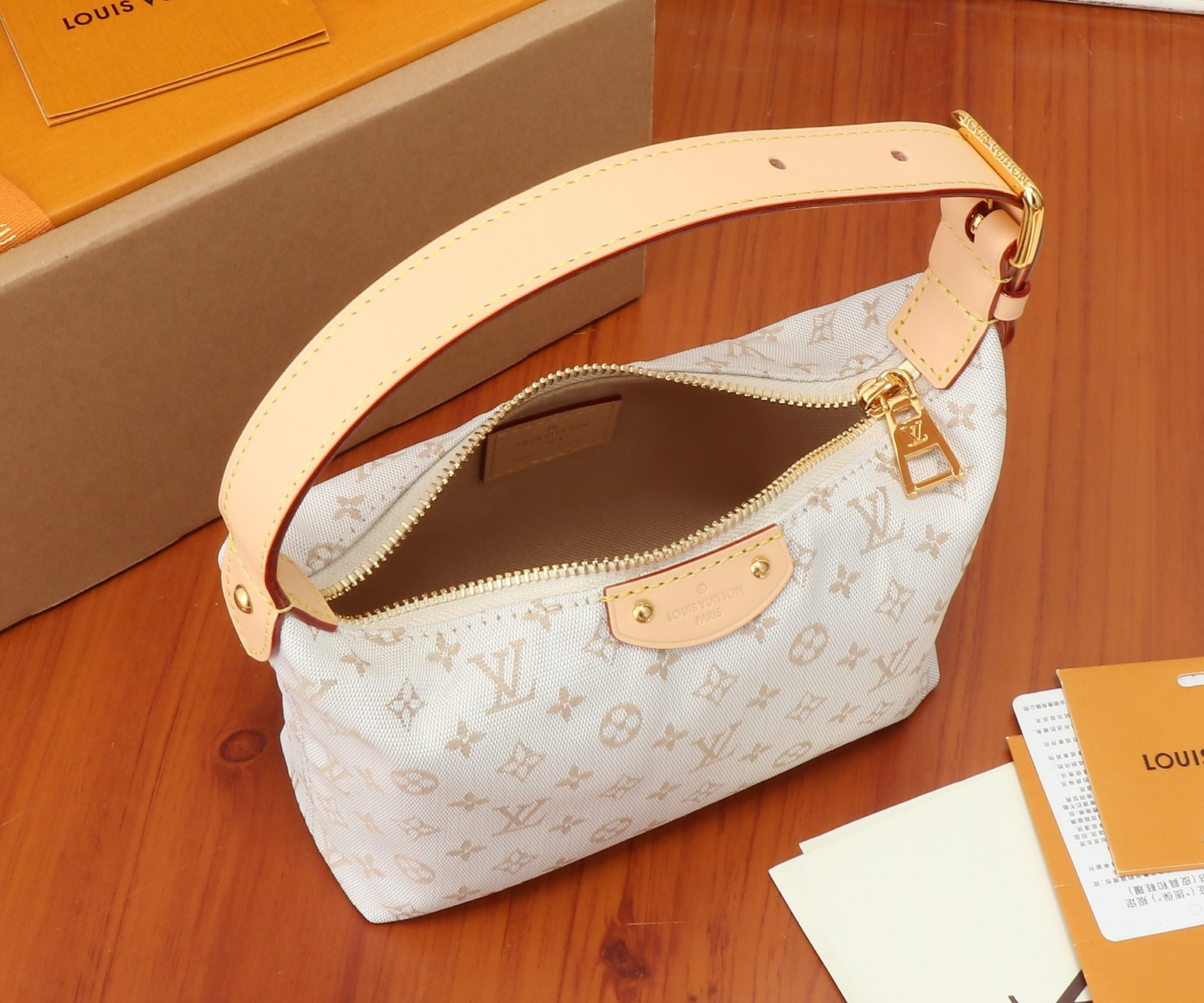 LV Hills Pochette  M12433 18.5x11x6.5CM