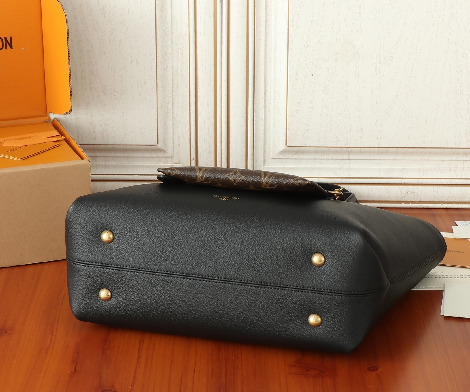 LV Low Key Cabas MM M25341 47x30x14cm