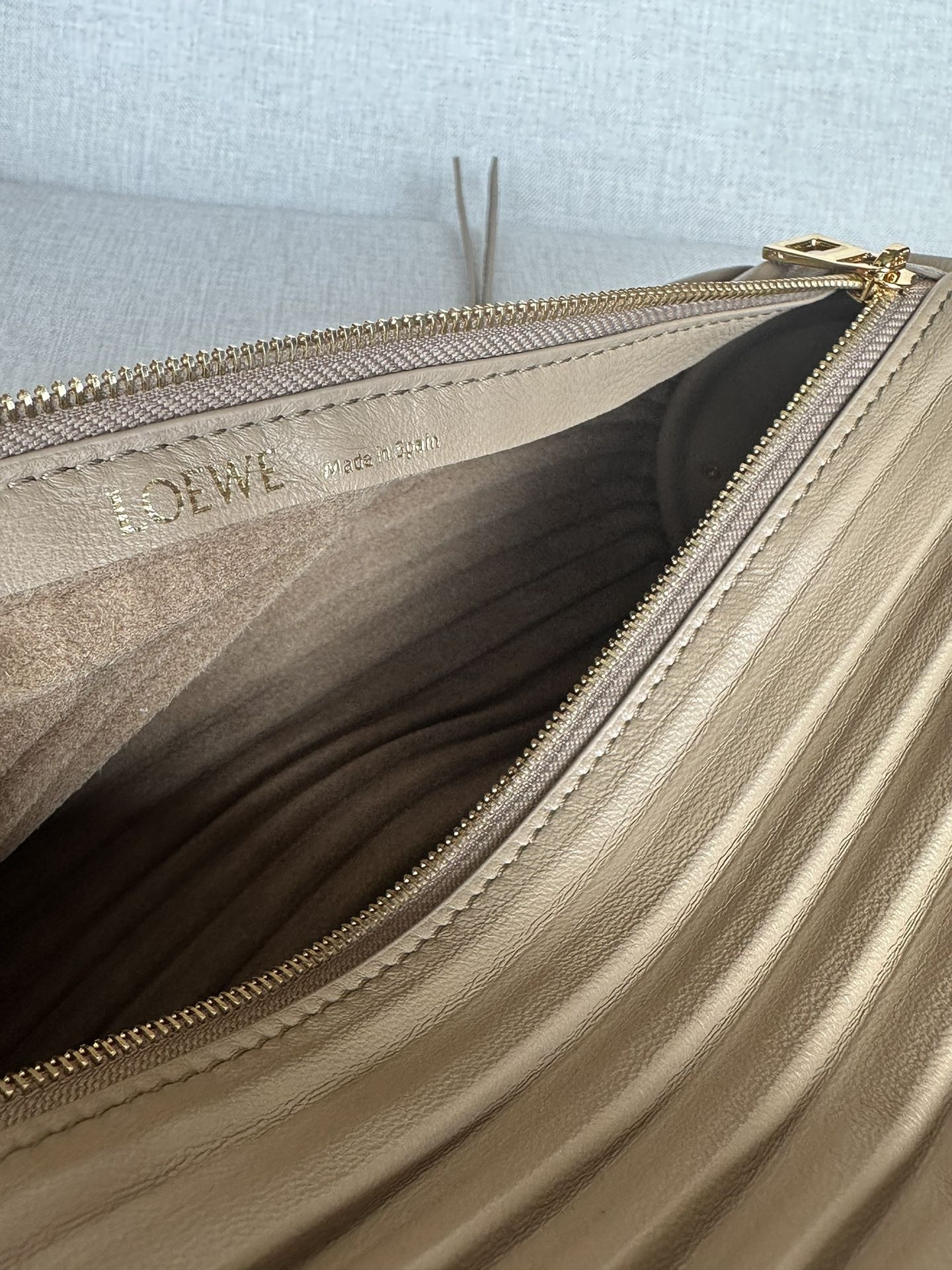 L0ew* bracelet pouch in pleated nappa 25x10x10cm