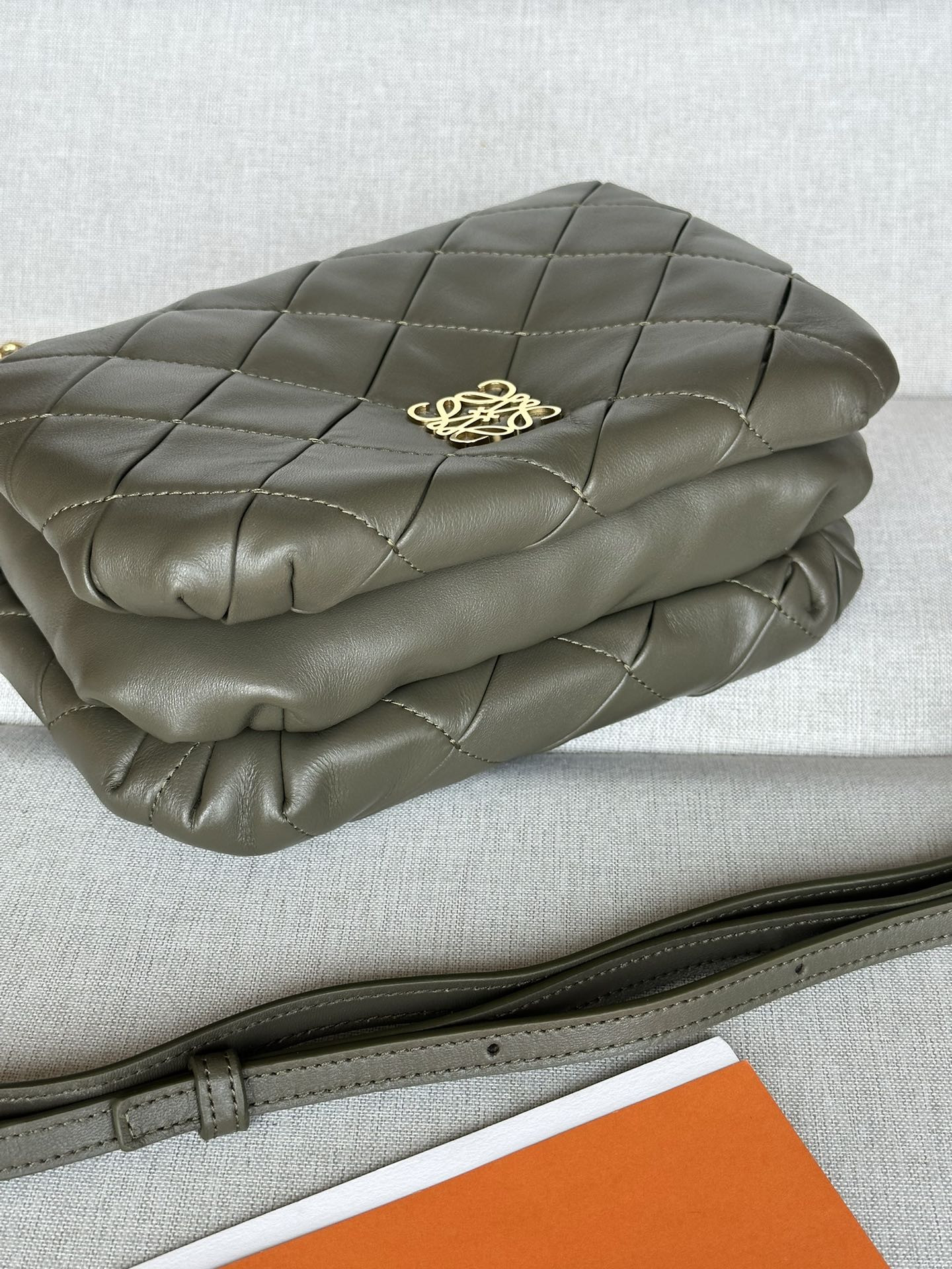L0ew* puffer goya in pleated shiny nappa lambskin 23x17x9cm