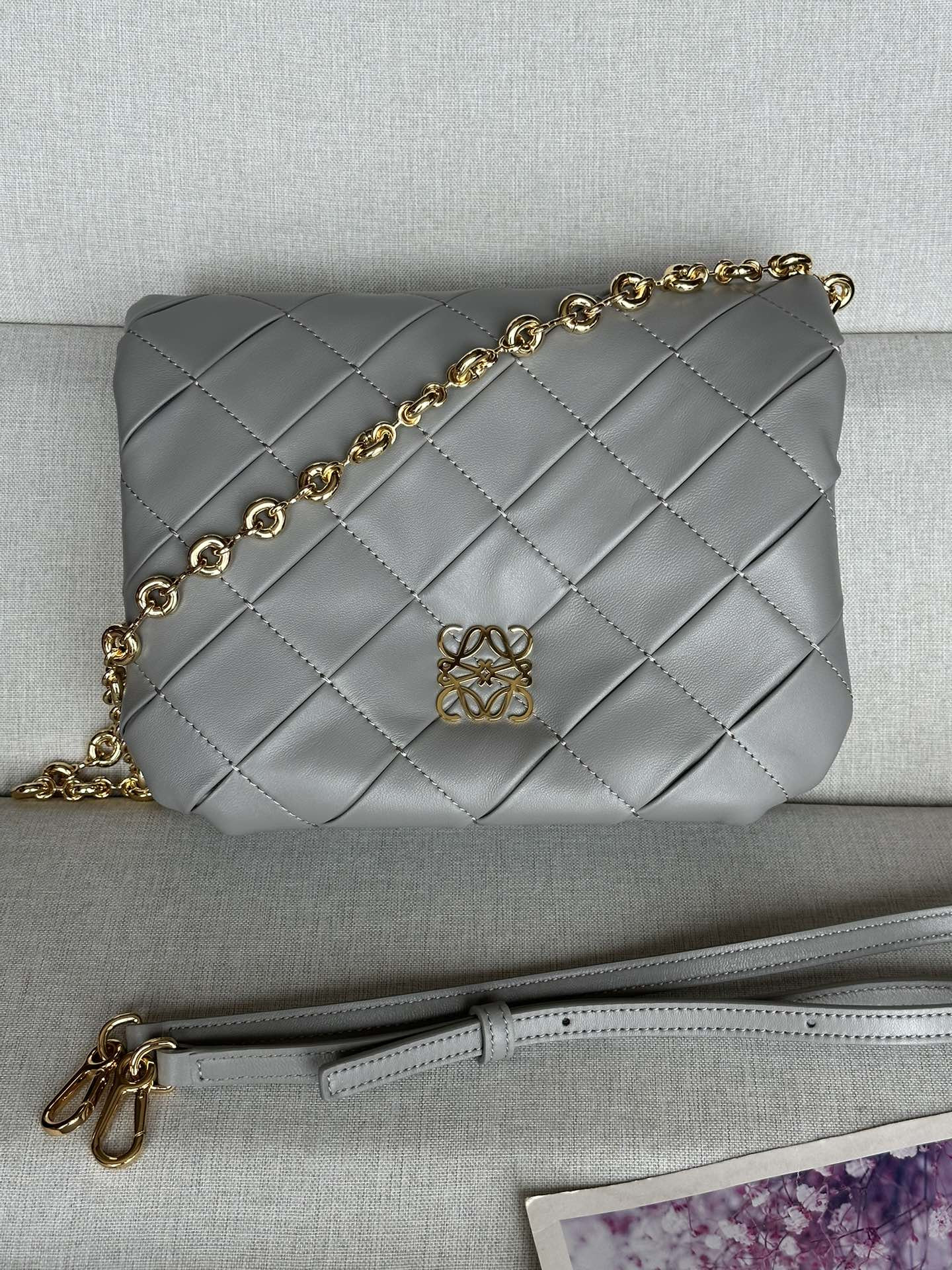 L0ew* puffer goya in pleated shiny nappa lambskin 23x17x9cm
