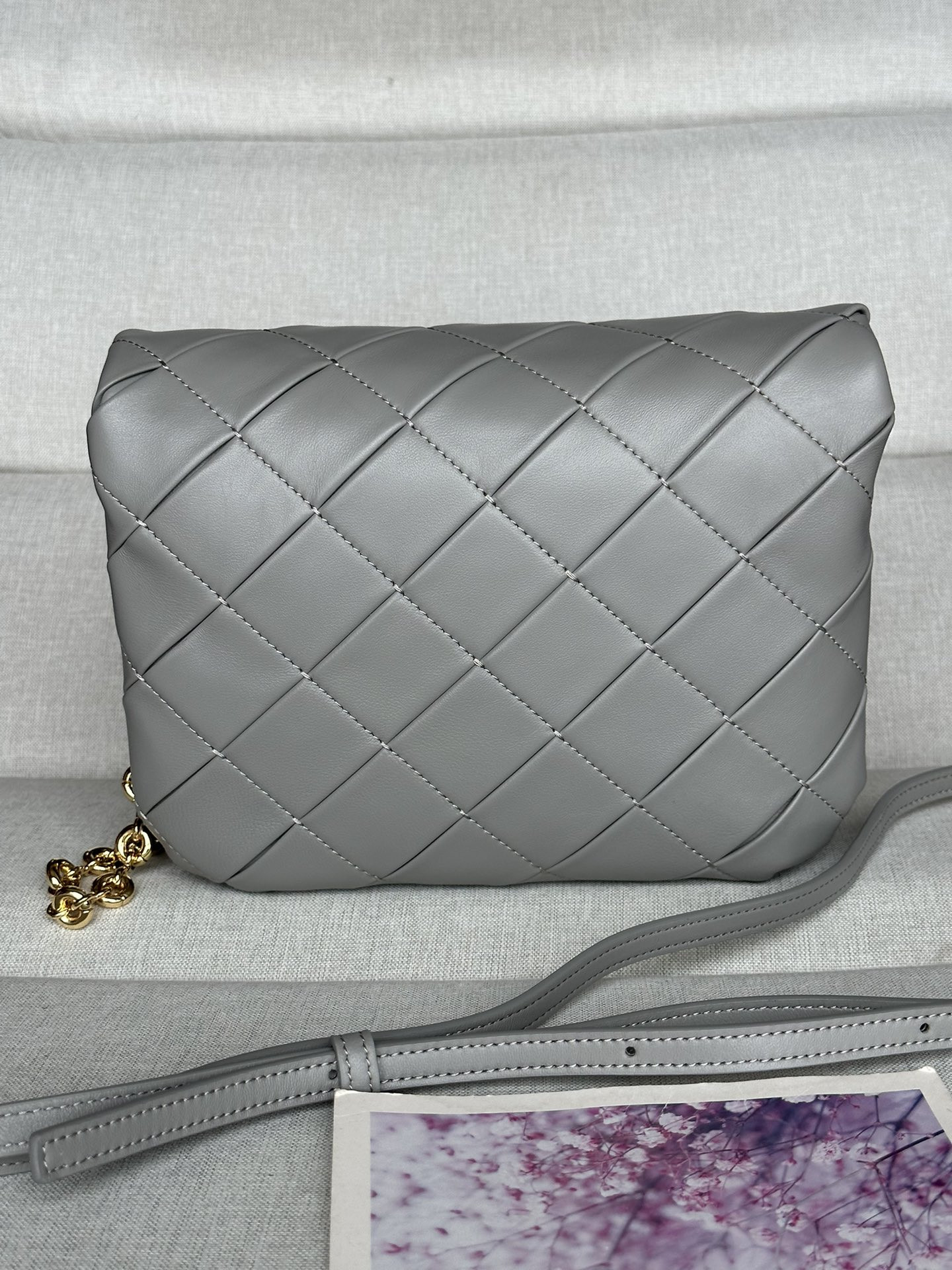 L0ew* puffer goya in pleated shiny nappa lambskin 23x17x9cm