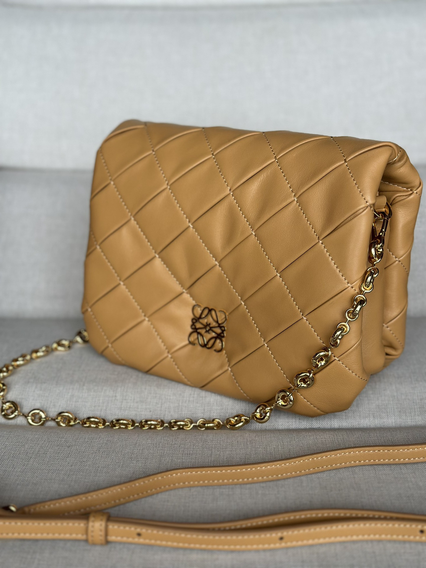 L0ew* puffer goya in pleated shiny nappa lambskin 23x17x9cm