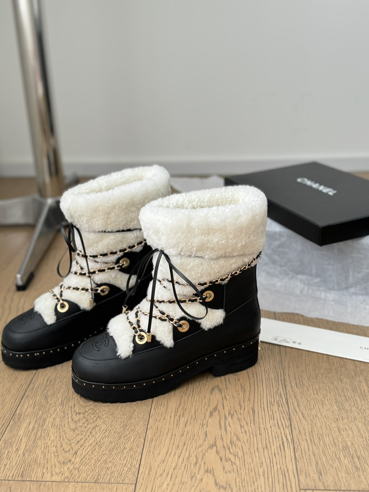 ua Ch*el snow boots