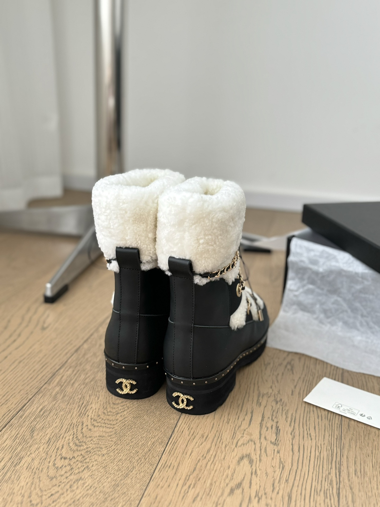 ua Ch*el snow boots