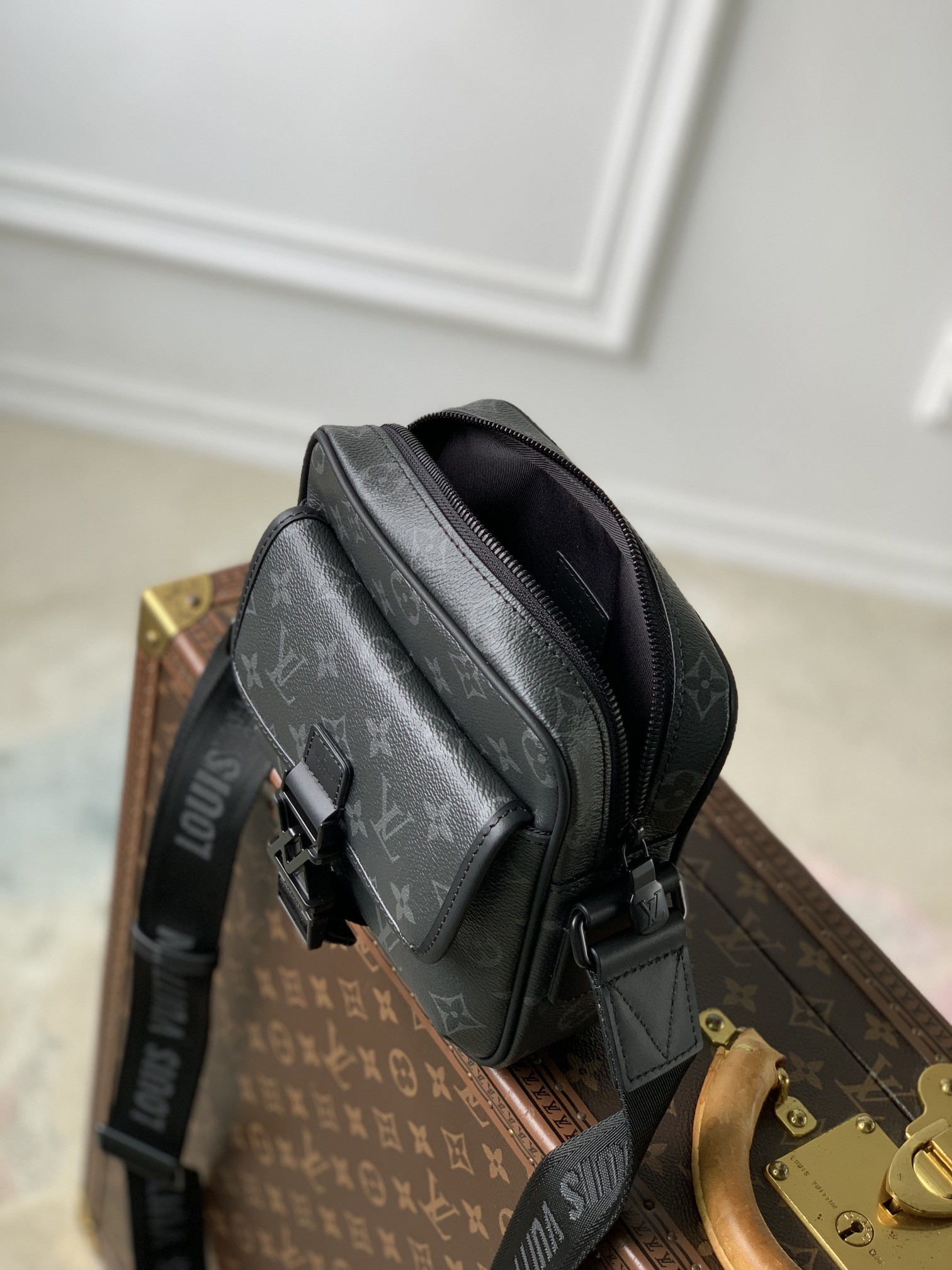 LV Getaway Messenger M12518  17 x 7.8 x 18 cm