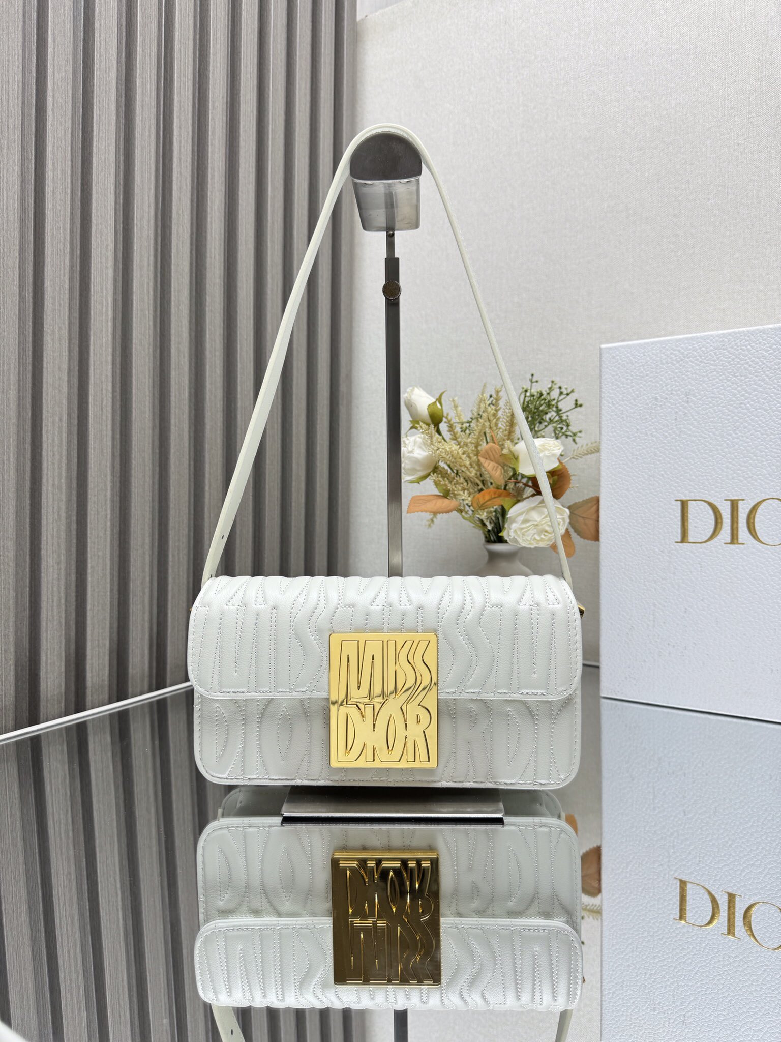 D*or miss D*or flap bag 22 x 11 x 6 cm