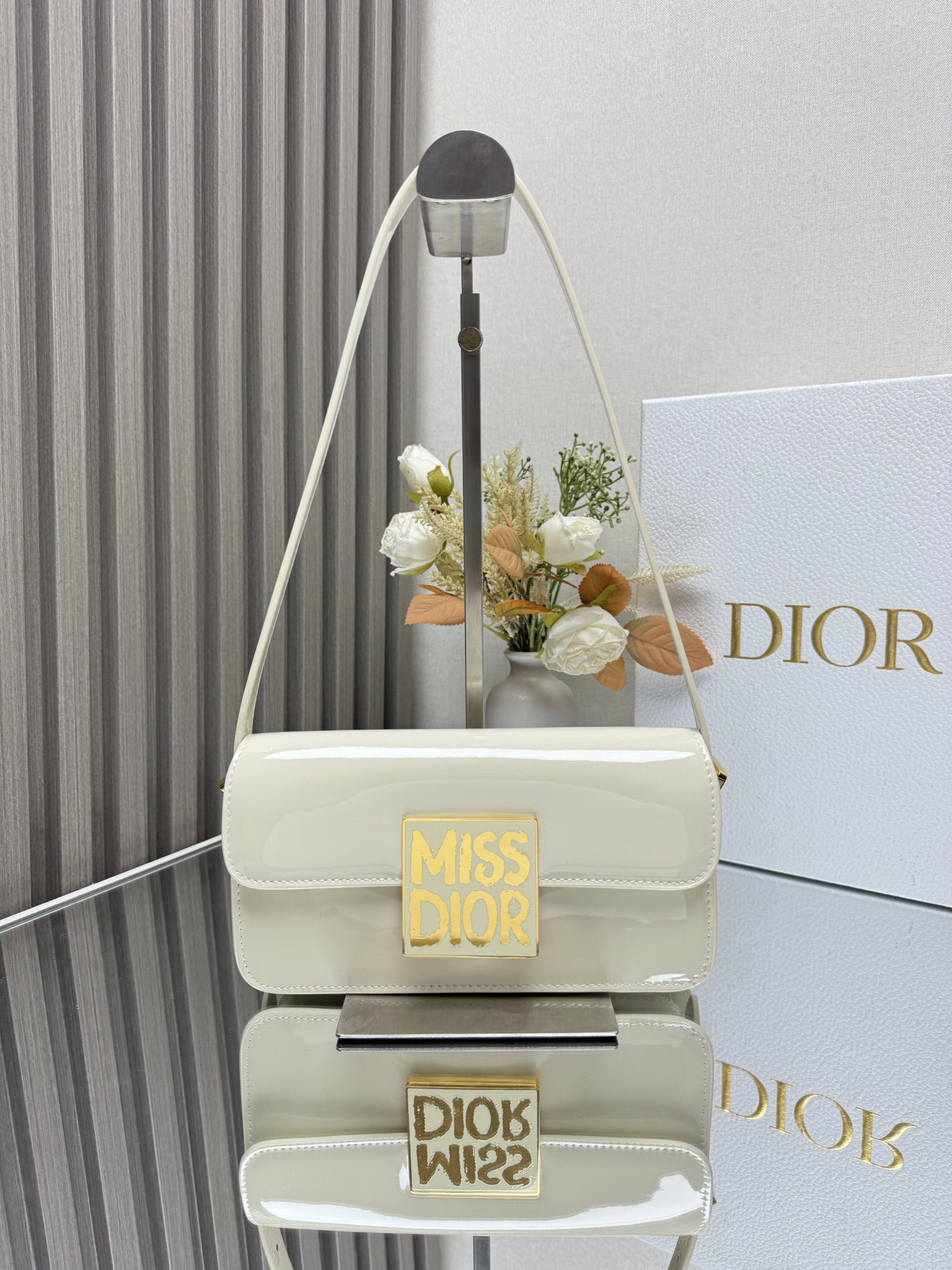 D*or miss D*or flap bag 22 x 11 x 6 cm(patent calfskin)