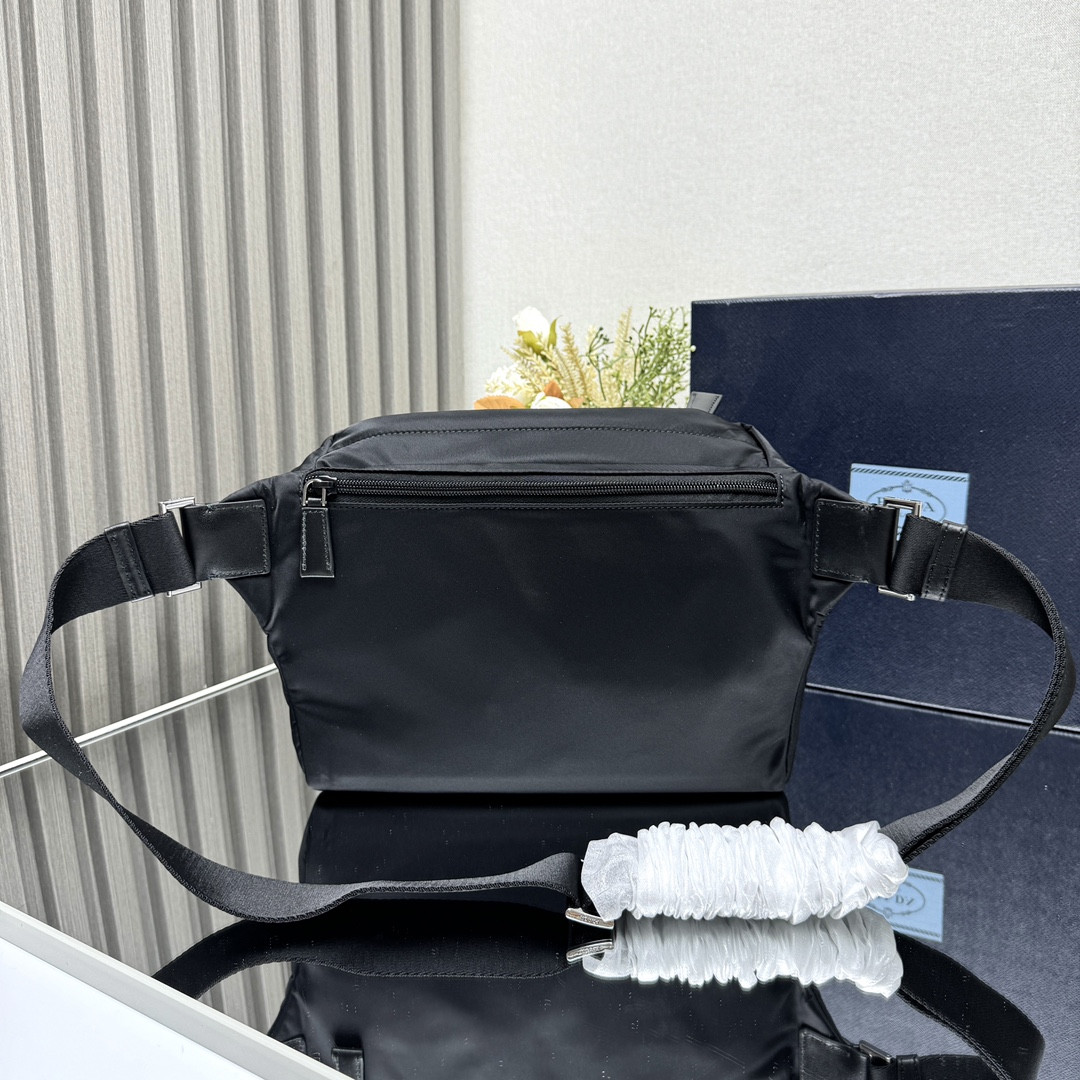 Pra*a re-nylon x leather shoulder bag 18x24x5.5cm