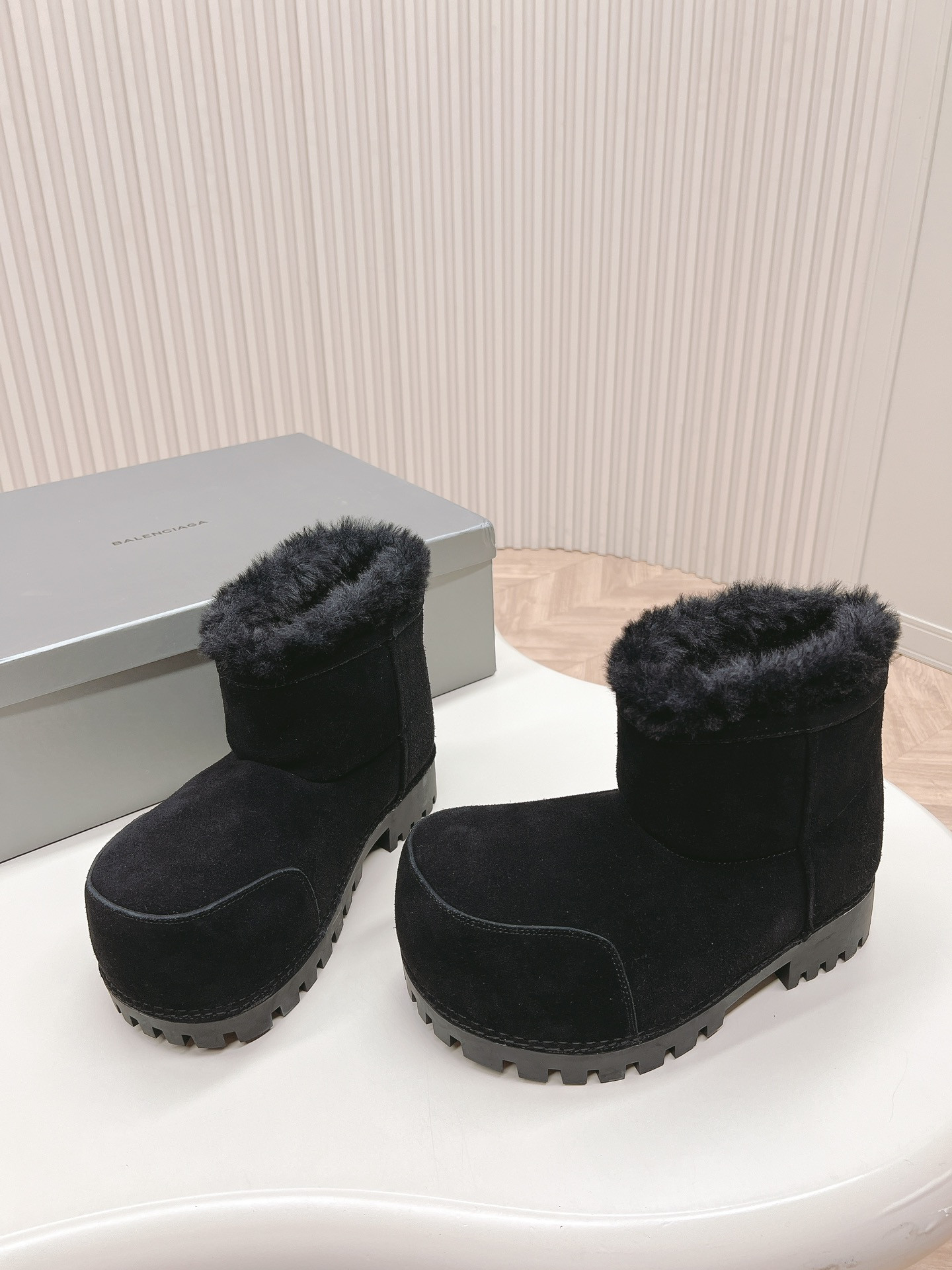 ua Ba*len*cia*ga snow boot