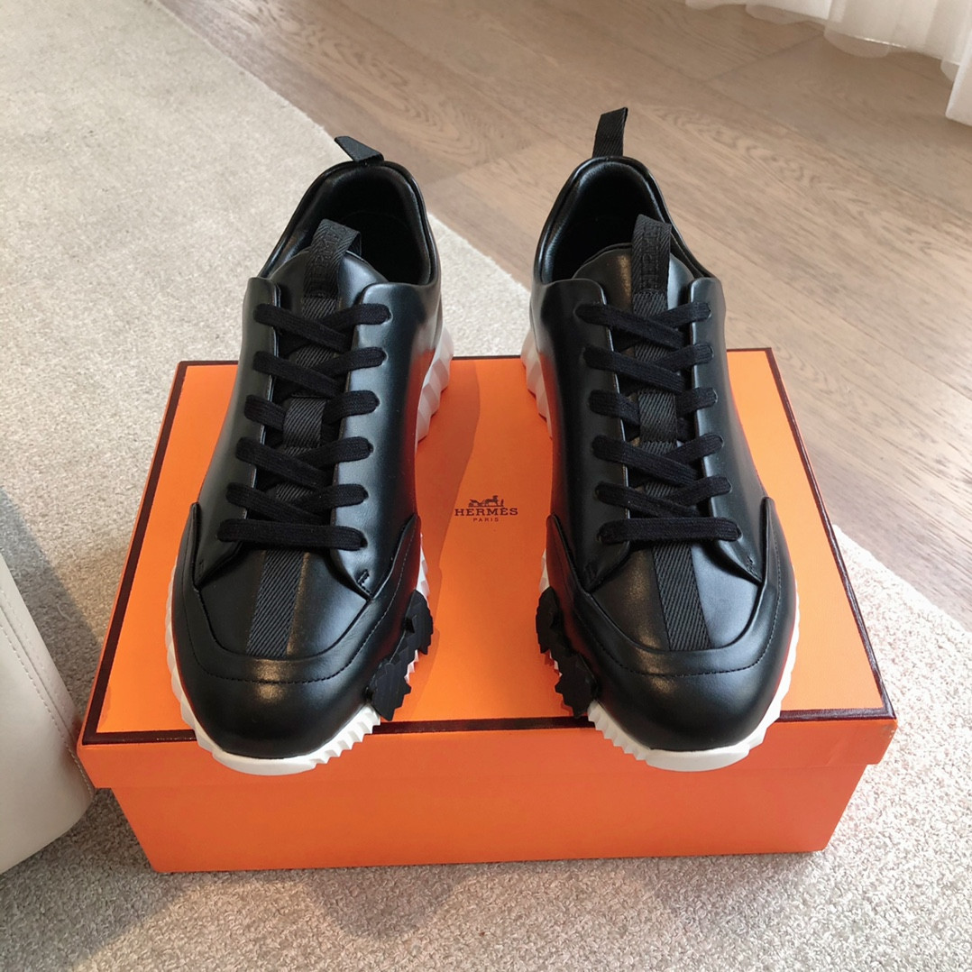 ua H**mes bouncing sneaker