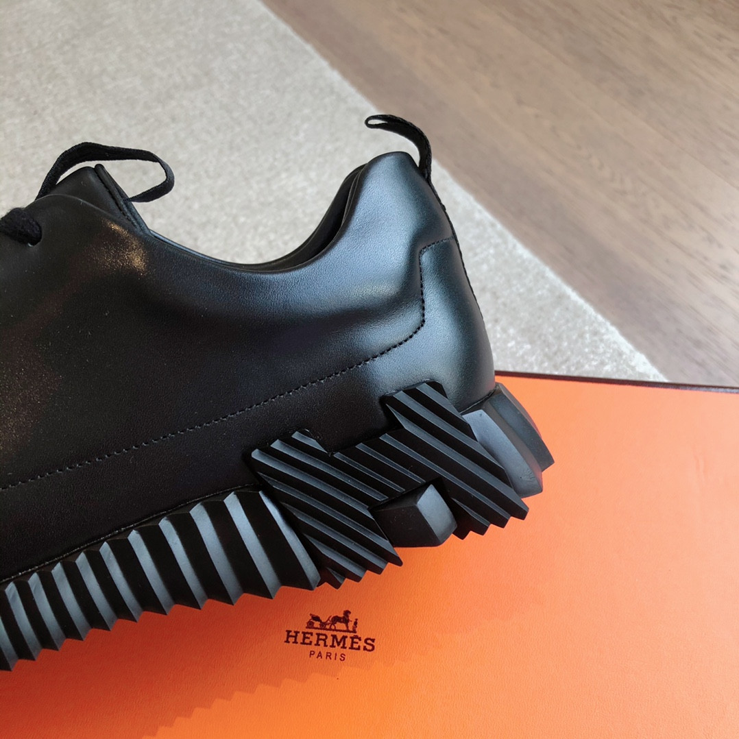 ua H**mes bouncing sneaker