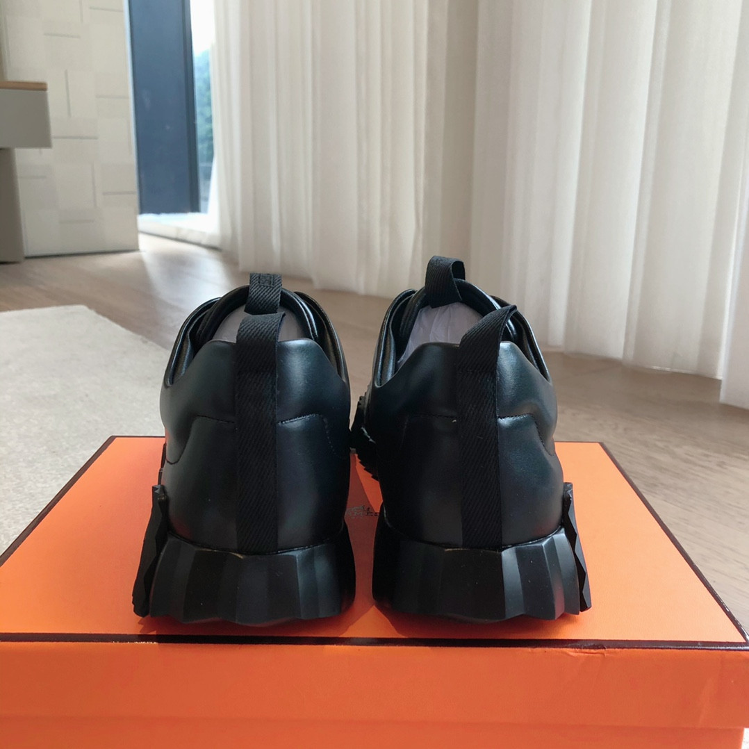 ua H**mes bouncing sneaker