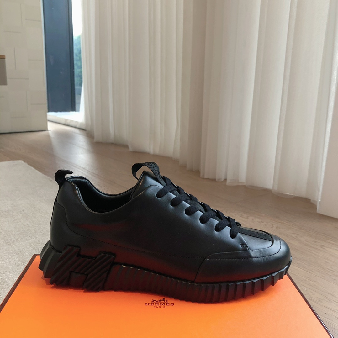 ua H**mes bouncing sneaker