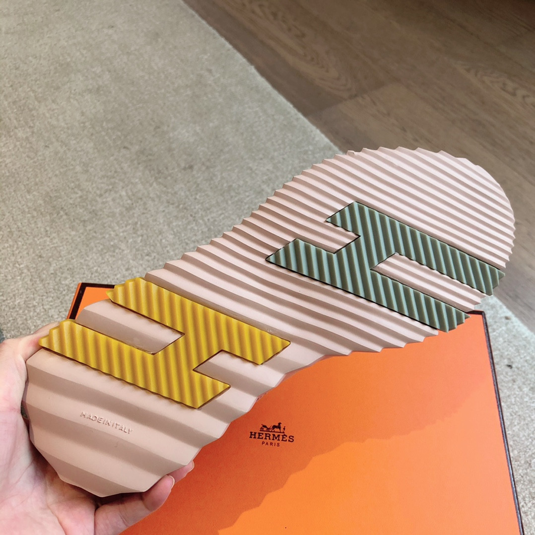 ua H**mes bouncing sneaker