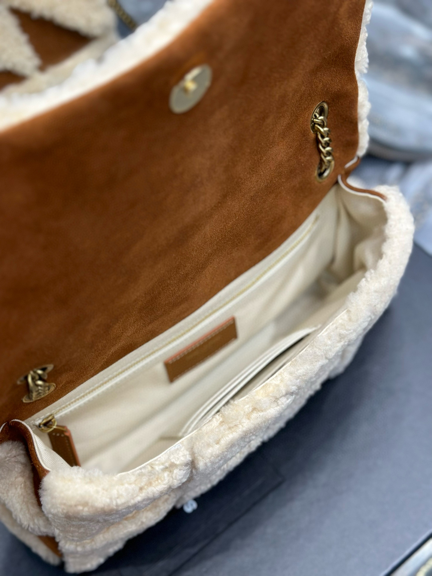 Y*L jamie medium in suede and shearling 25×15×7.5cm