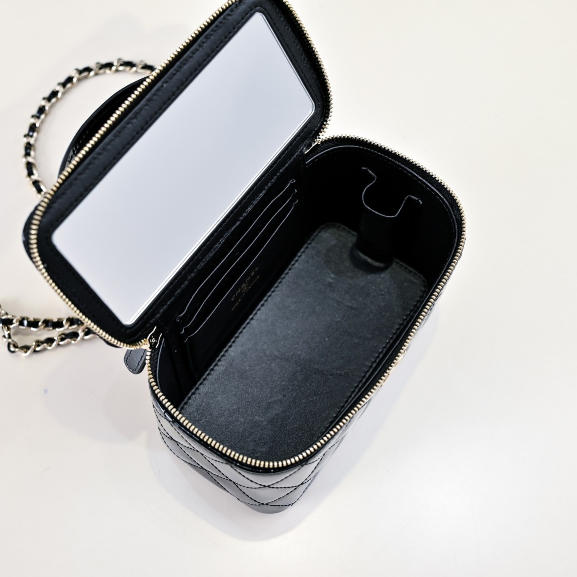 Ch*el long vanity with chain 16.5x10x8cm