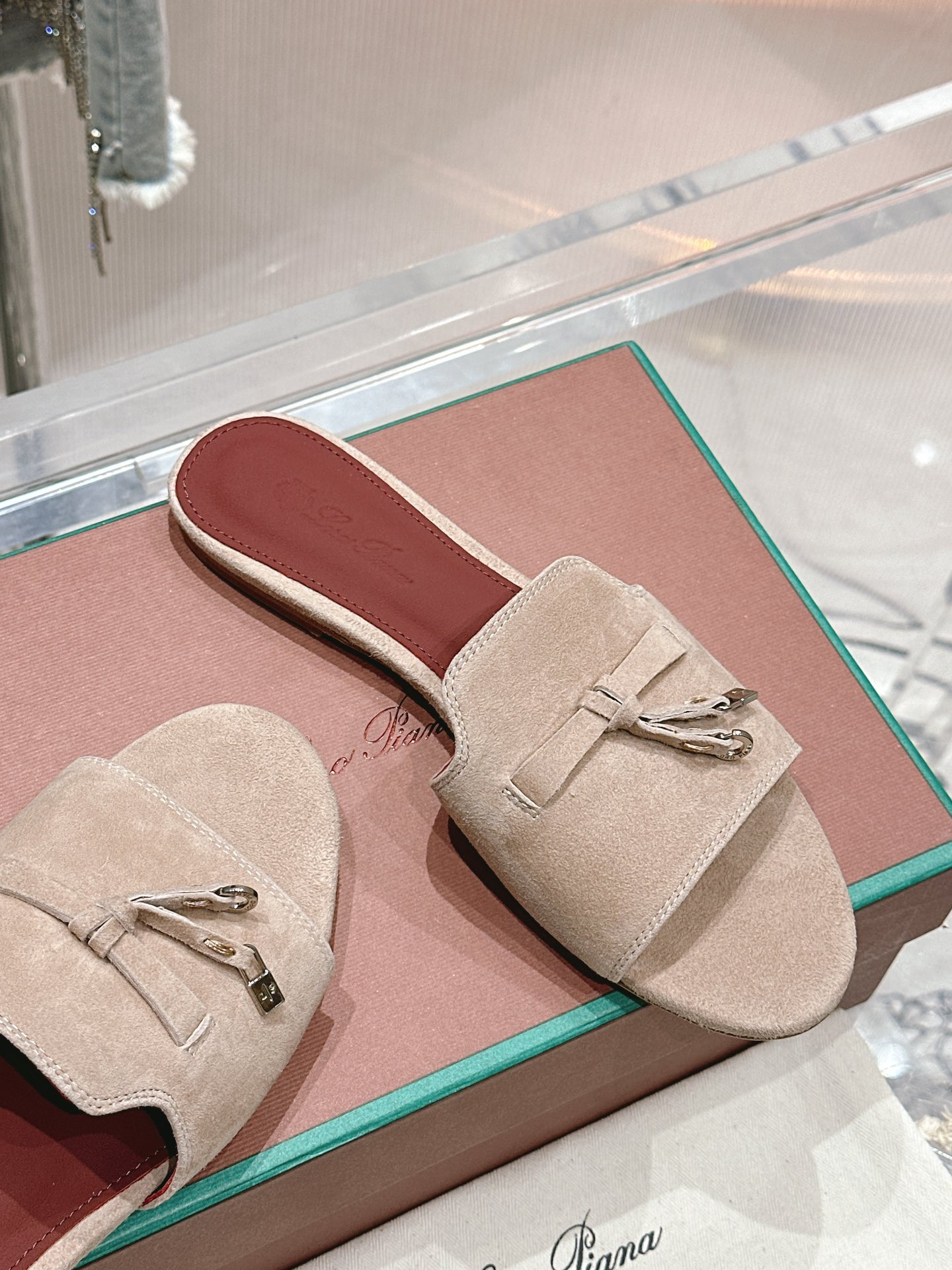 ua L**o p*ana summer charms sandal