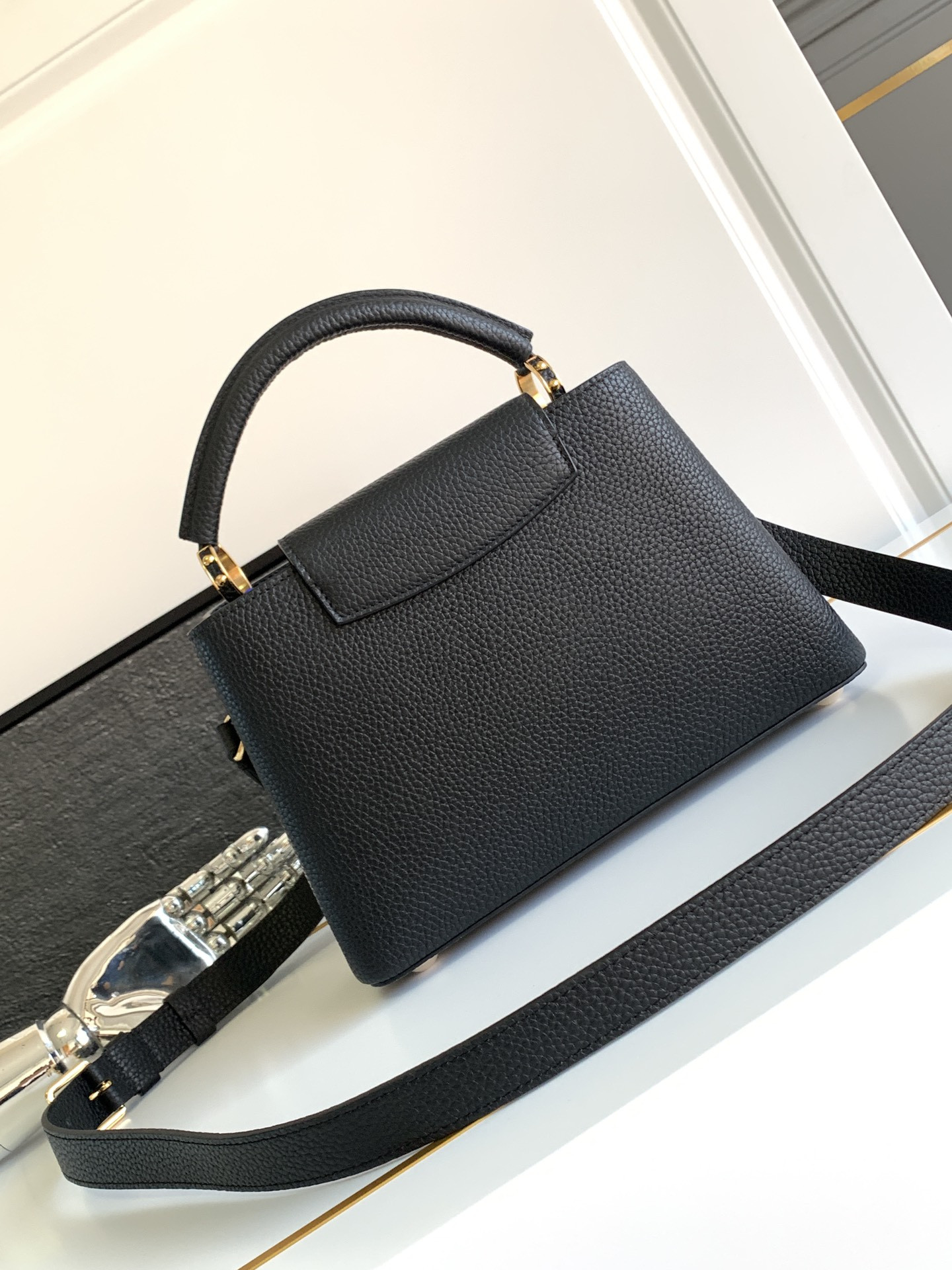 LV Capucines BB M24728 27 x 17.3 x 9cm