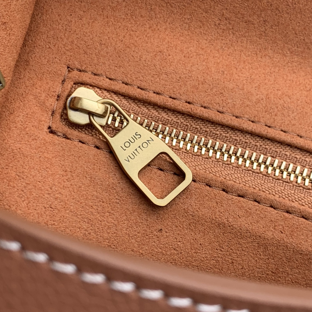 LV Messenger Bag M13151 30x18x12cm