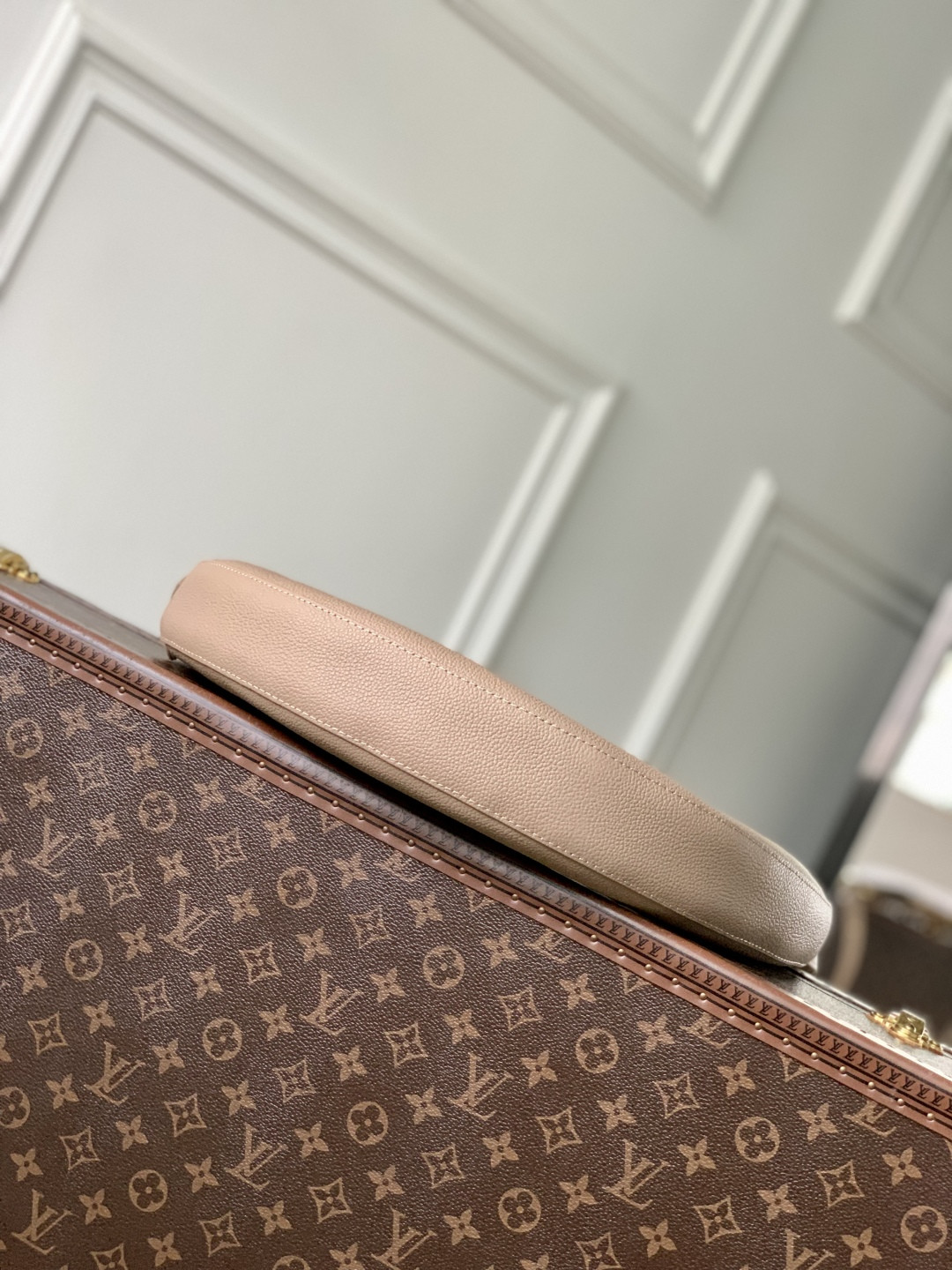 LV Low Key Cookie MM M14635 32x26x5cm