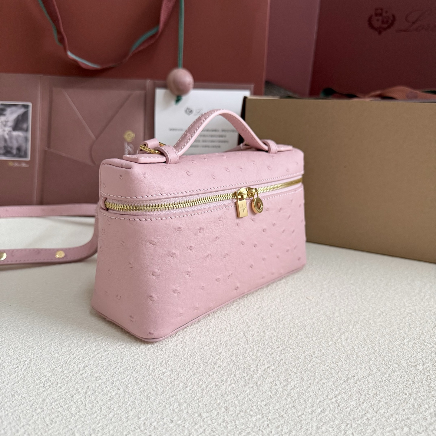L**o p*ana extra pocket l19 ostrich-grained leather 11 x 19 x 6.5 cm