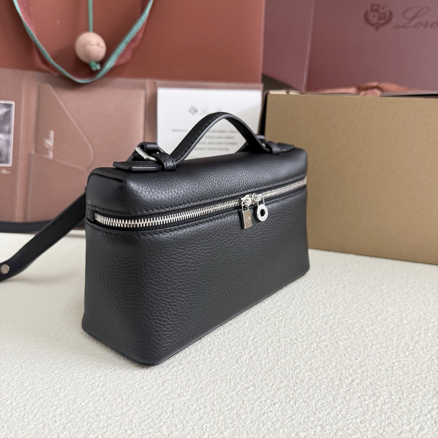 L**o p*ana extra pocket l19 grained calfskin 11 x 19 x 6.5 cm