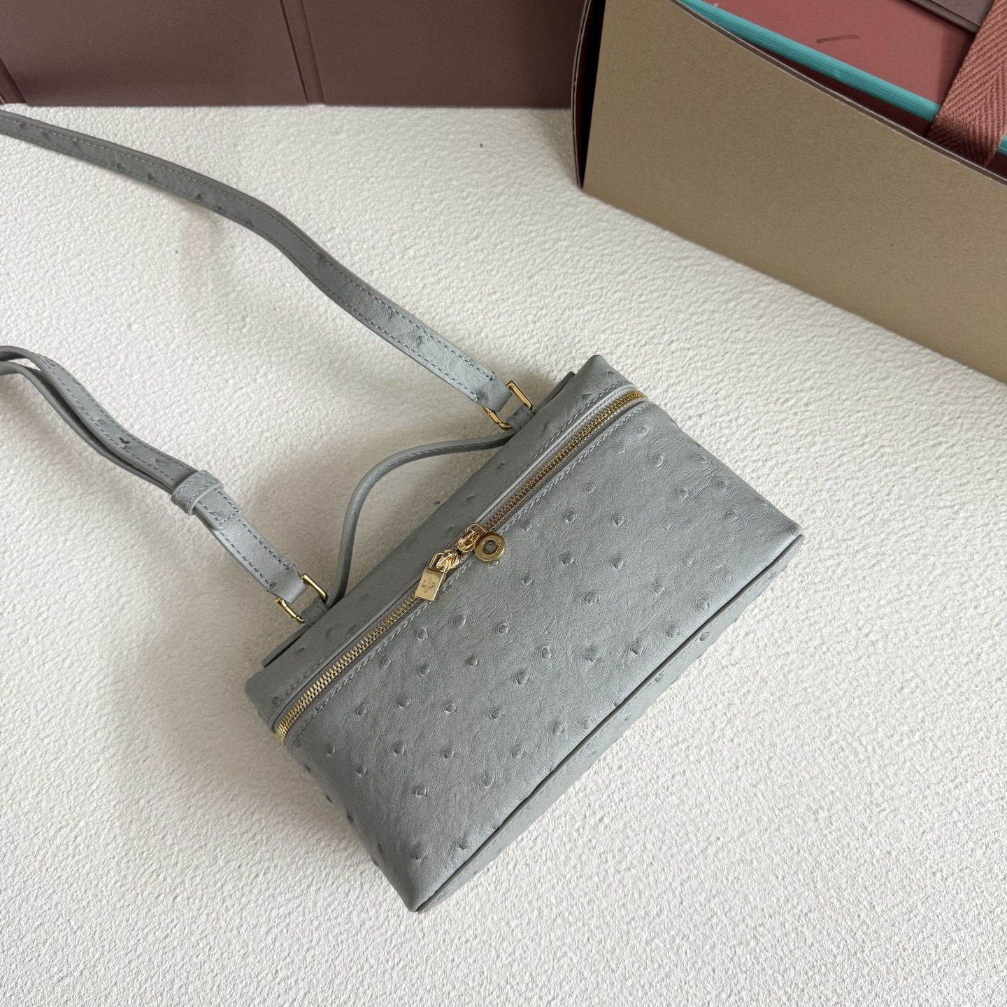 L**o p*ana extra pocket l19 ostrich-grained leather 11 x 19 x 6.5 cm