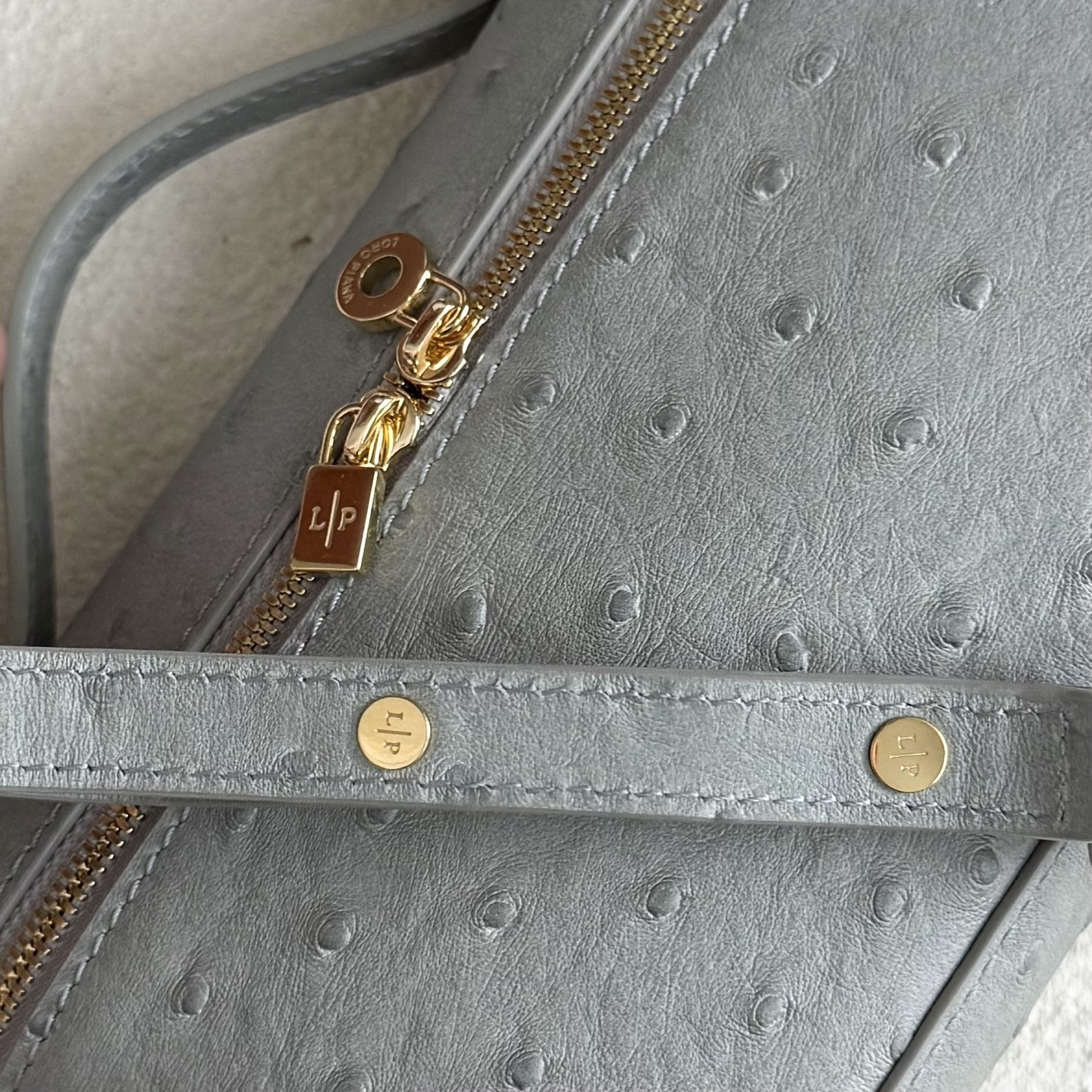 L**o p*ana extra pocket l19 ostrich-grained leather 11 x 19 x 6.5 cm