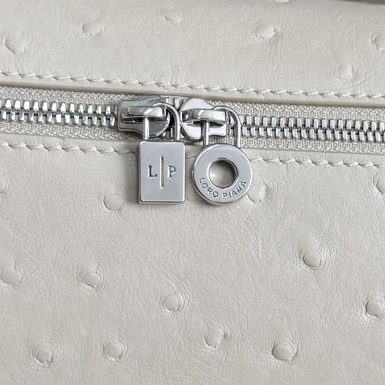 L**o p*ana extra pocket l19 ostrich-grained leather 11 x 19 x 6.5 cm