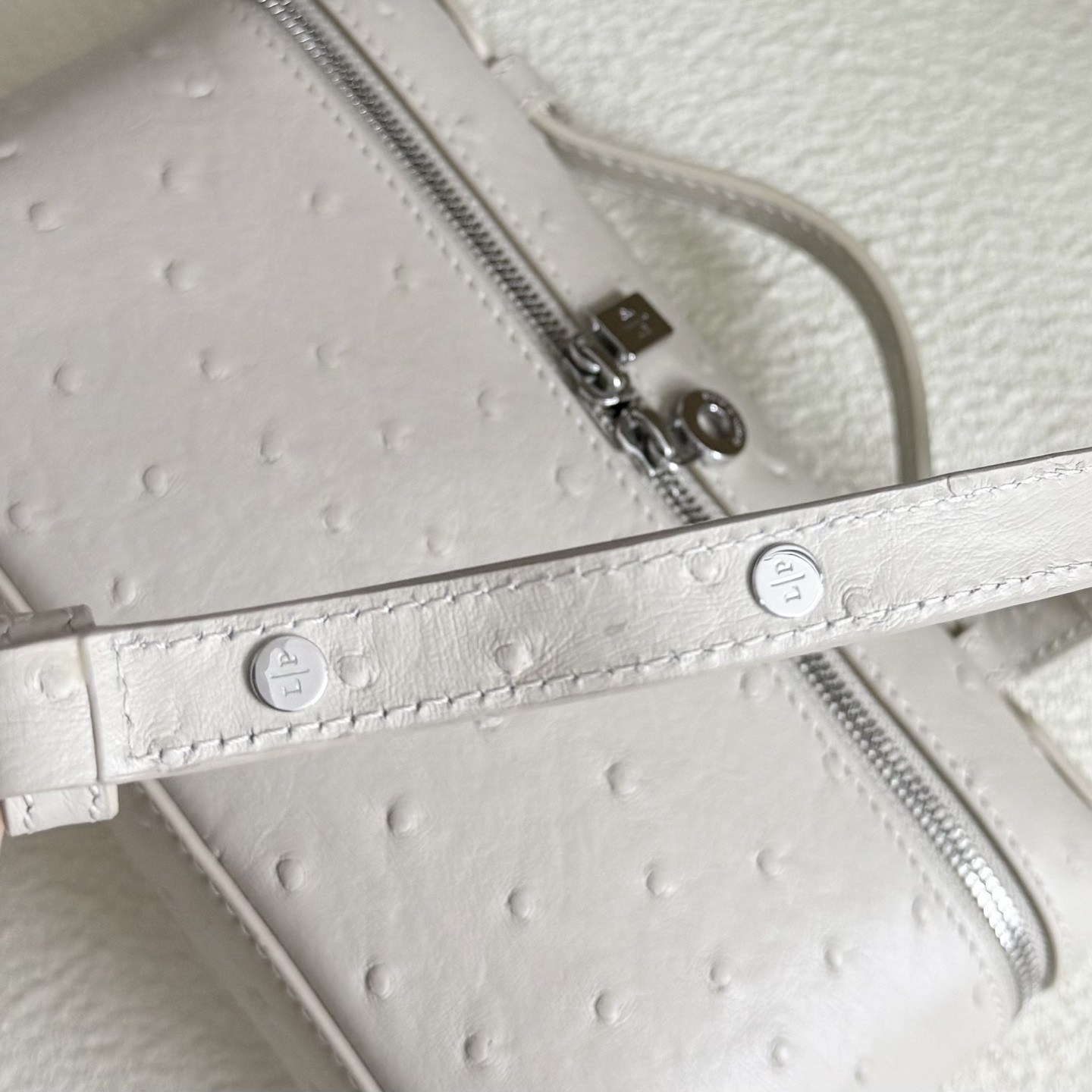 L**o p*ana extra pocket l19 ostrich-grained leather 11 x 19 x 6.5 cm
