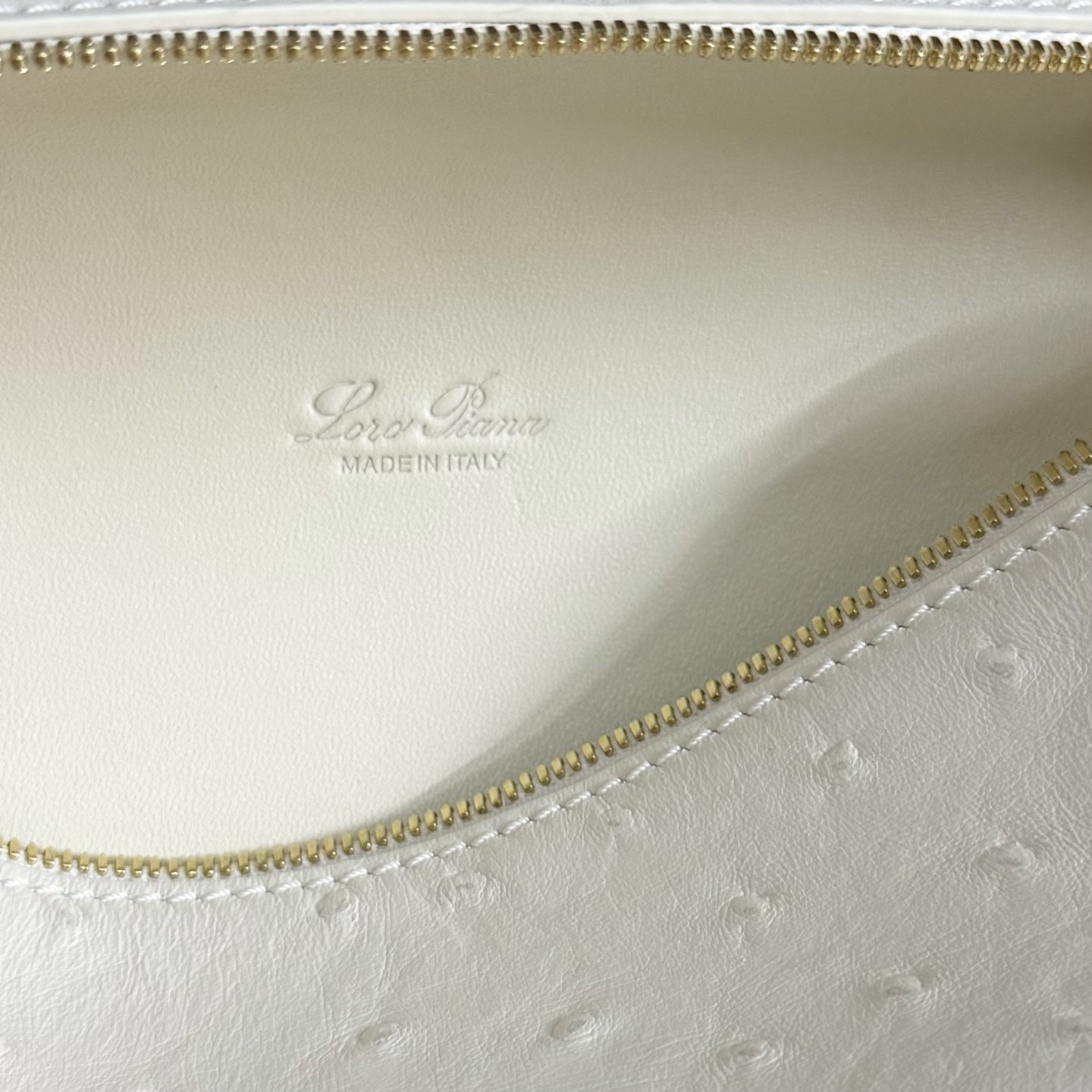 L**o p*ana extra pocket l19 ostrich-grained leather 11 x 19 x 6.5 cm