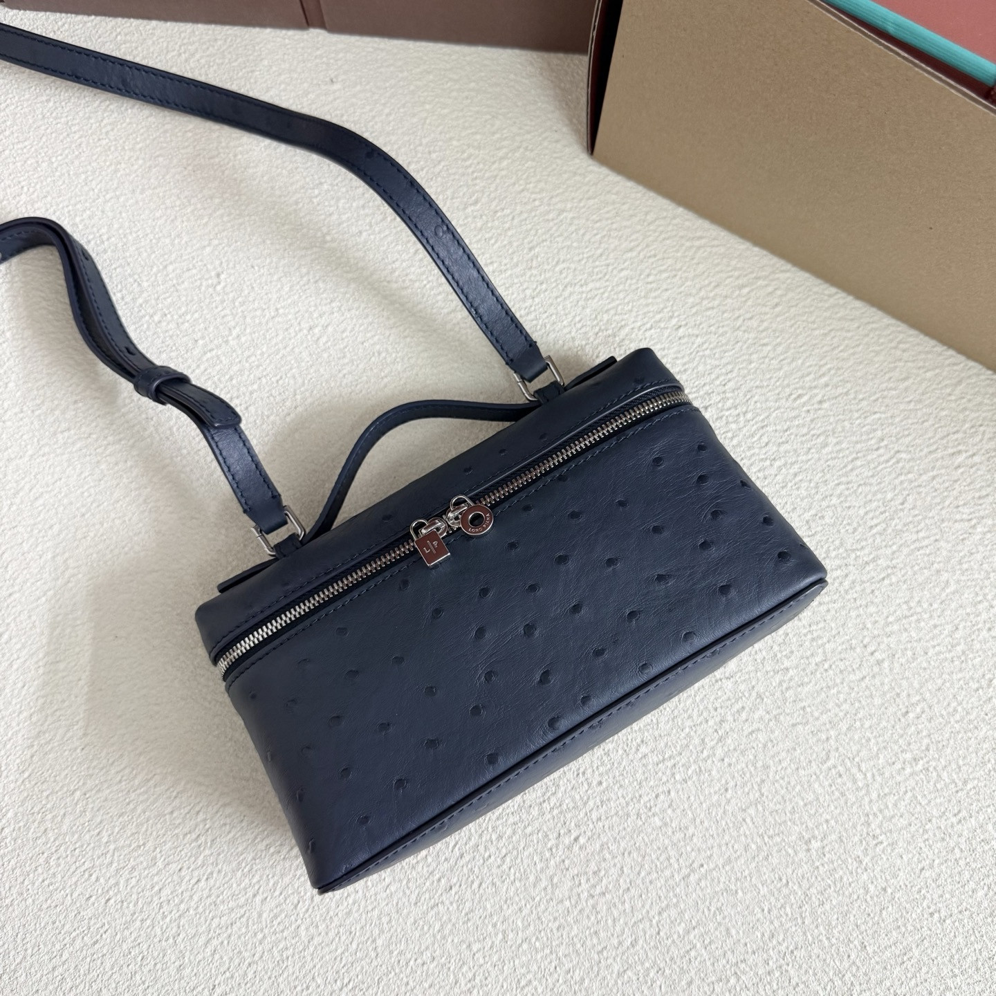 L**o p*ana extra pocket l19 ostrich-grained leather 11 x 19 x 6.5 cm