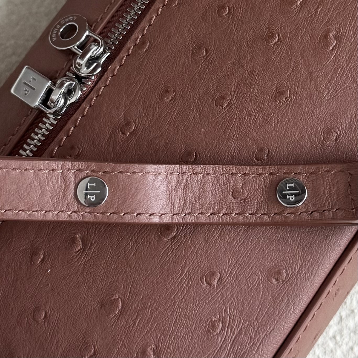 L**o p*ana extra pocket l19 ostrich-grained leather 11 x 19 x 6.5 cm
