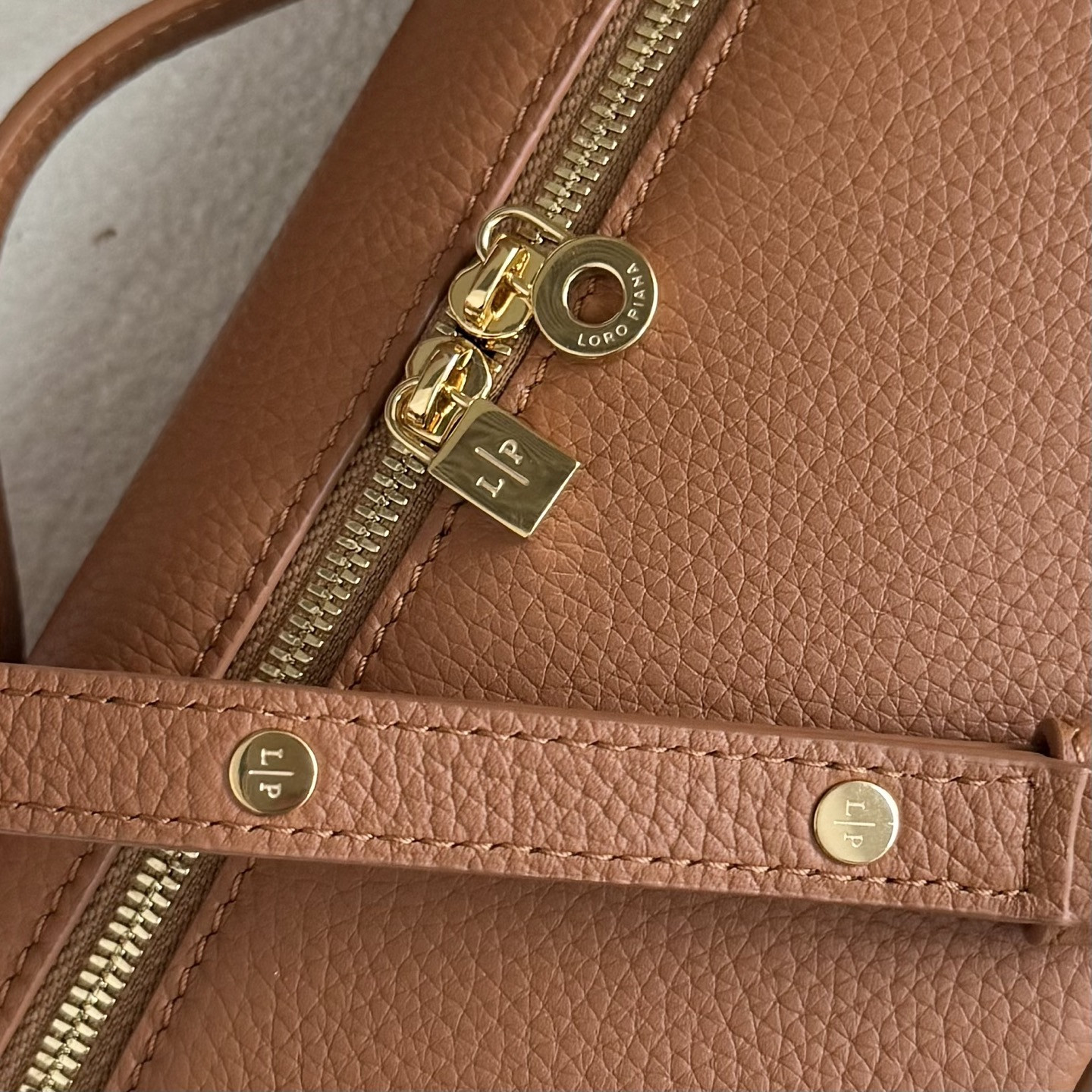 L**o p*ana extra pocket l19 grained calfskin 11 x 19 x 6.5 cm