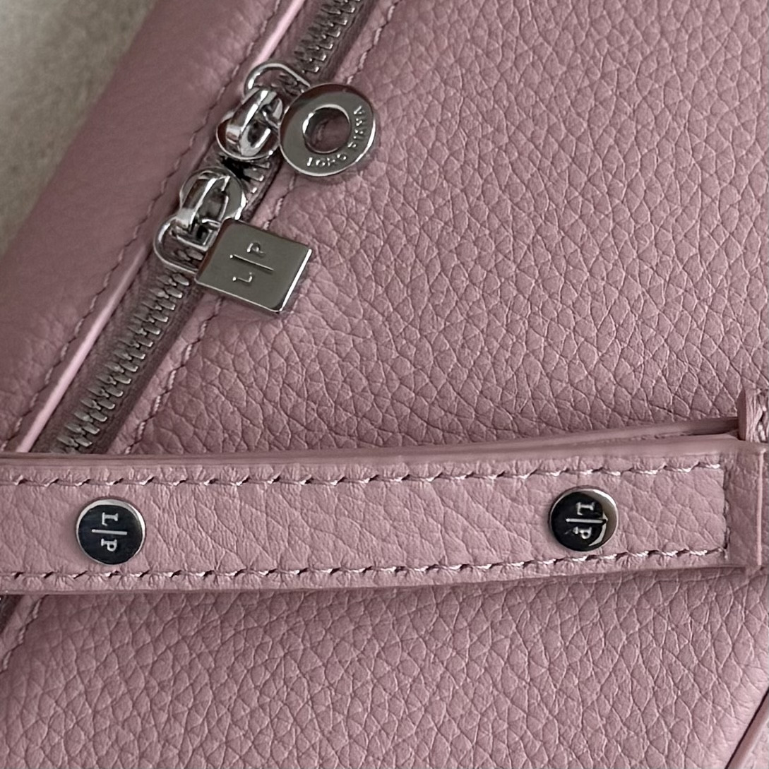 L**o p*ana extra pocket l19 grained calfskin 11 x 19 x 6.5 cm