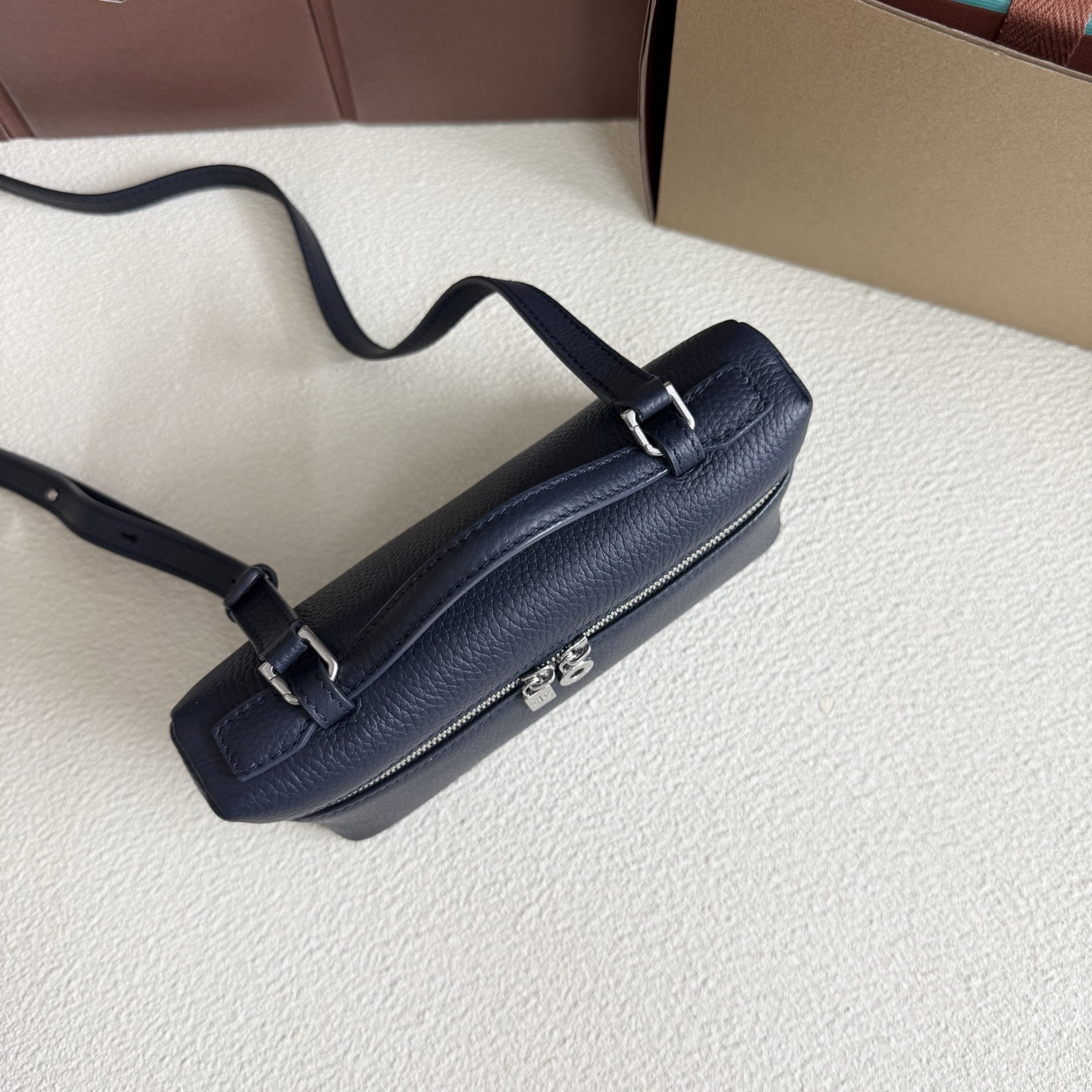 L**o p*ana extra pocket l19 grained calfskin 11 x 19 x 6.5 cm