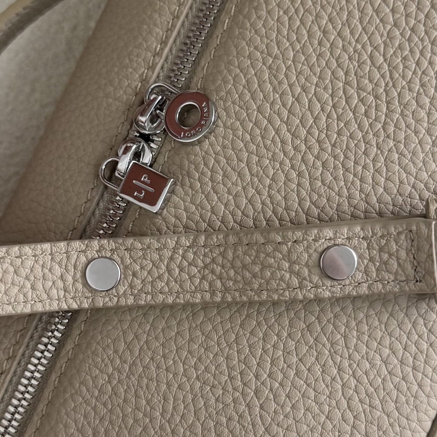 L**o p*ana extra pocket l19 grained calfskin 11 x 19 x 6.5 cm