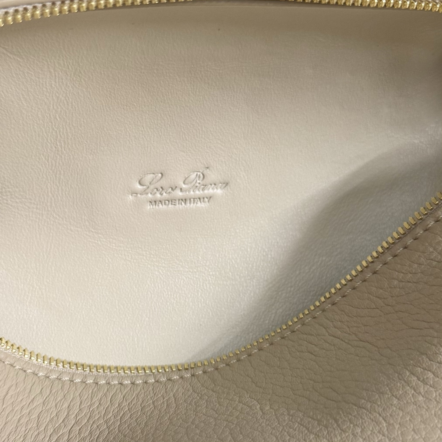L**o p*ana extra pocket l19 grained calfskin 11 x 19 x 6.5 cm