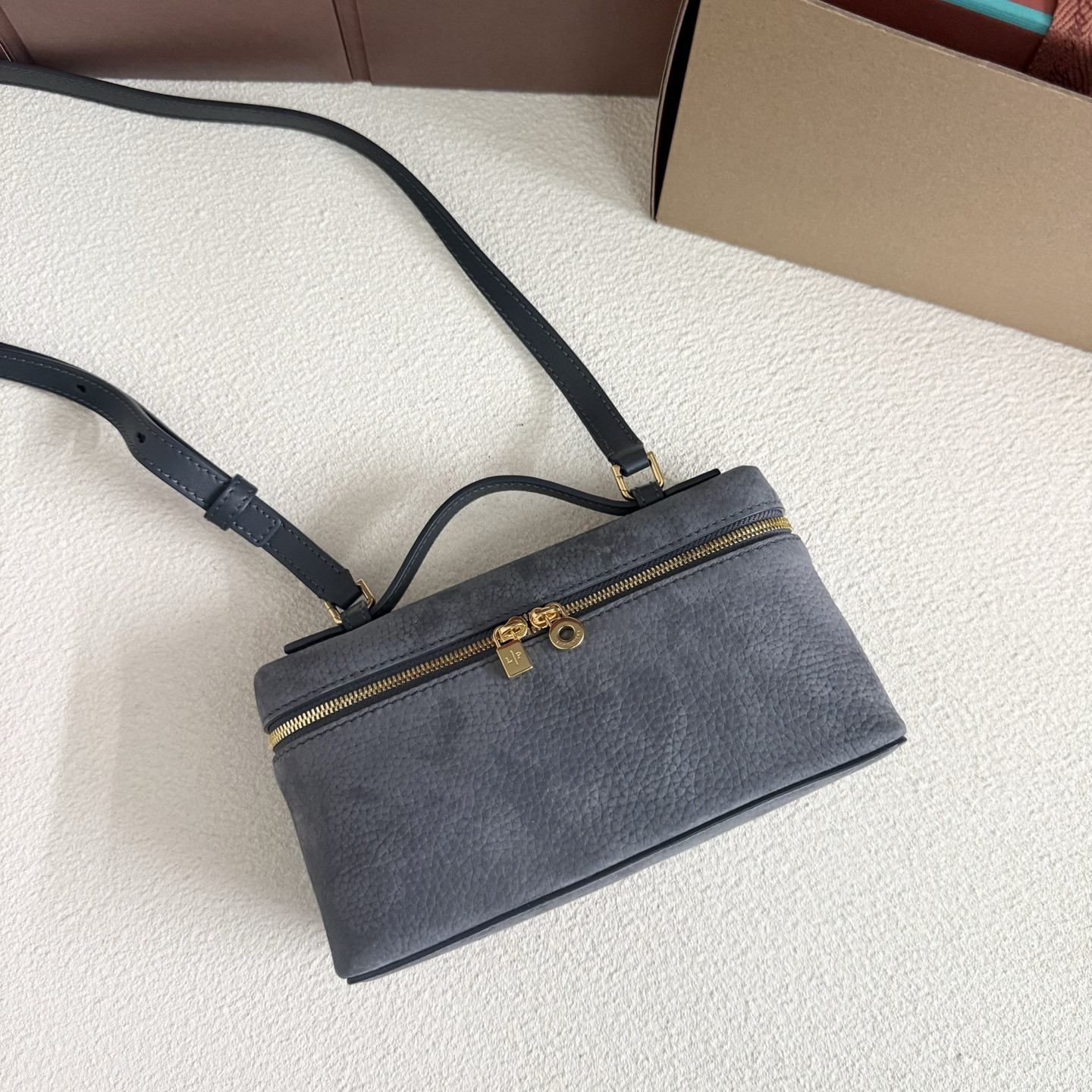 L**o p*ana extra pocket l19 grained calfskin 11 x 19 x 6.5 cm