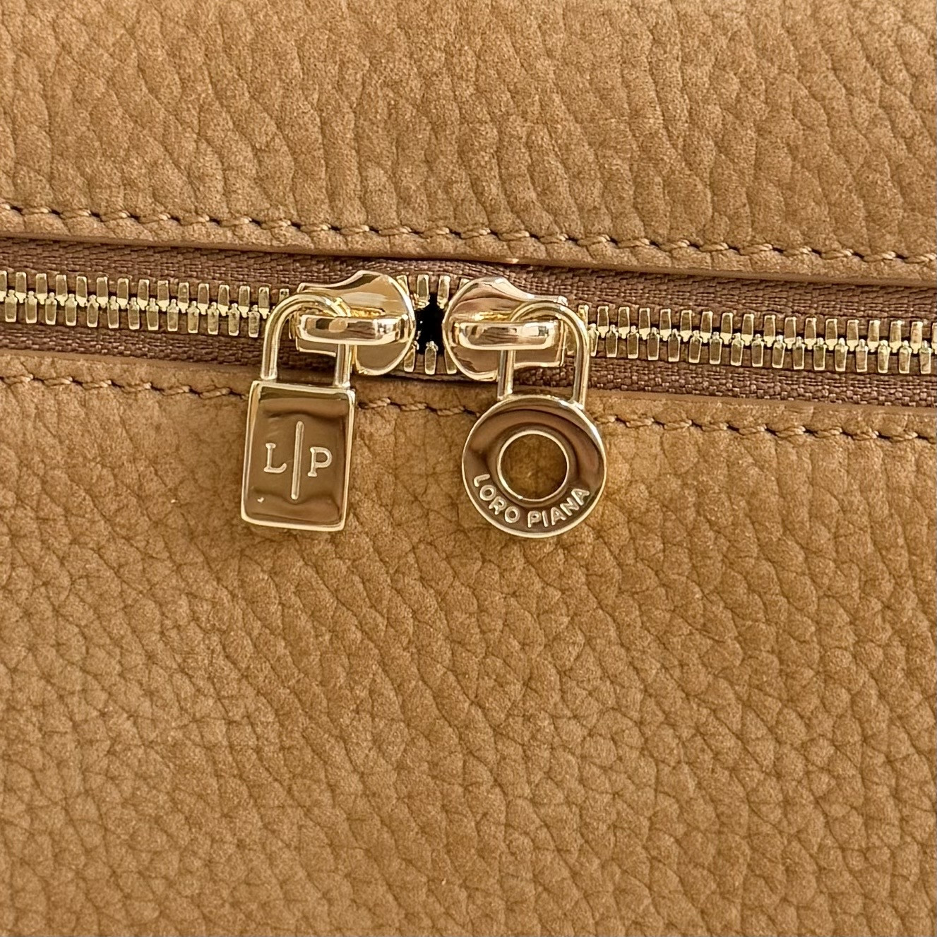 L**o p*ana extra pocket l19 grained calfskin 11 x 19 x 6.5 cm