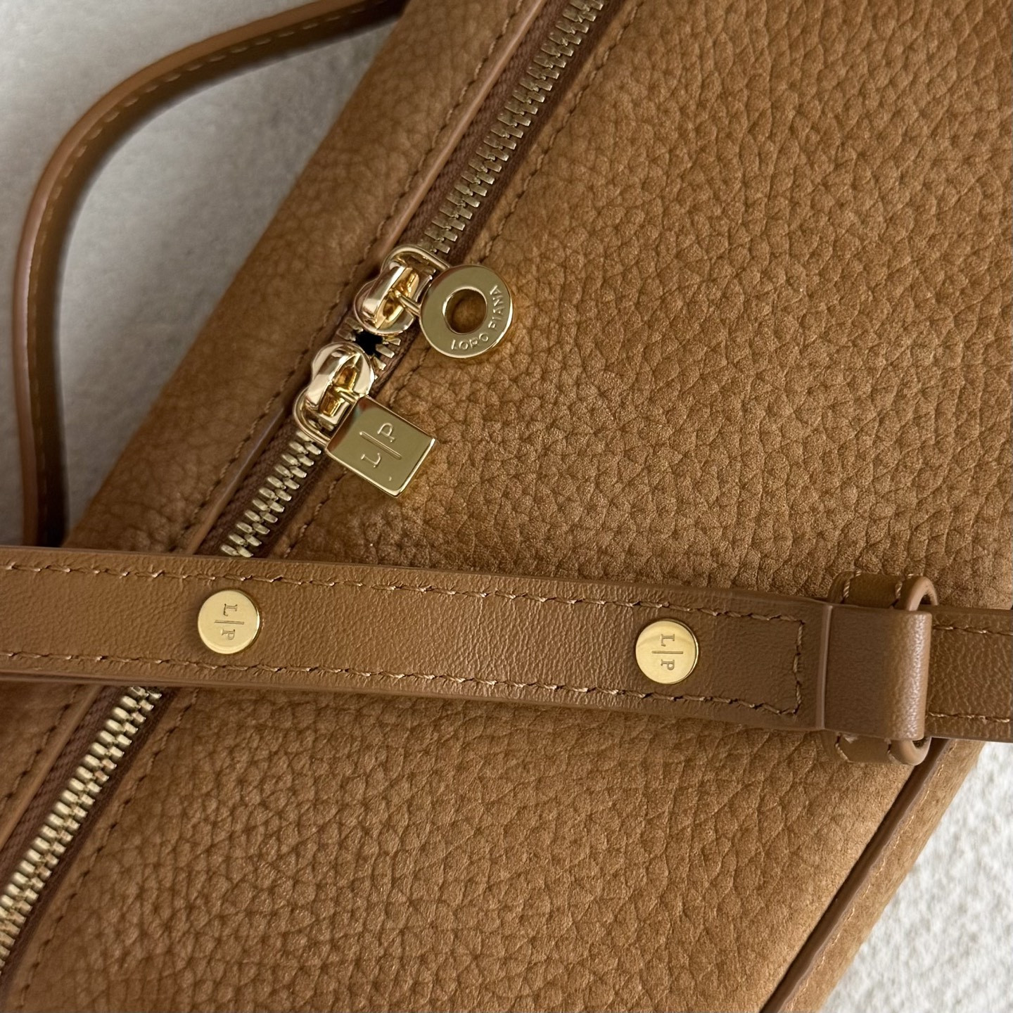 L**o p*ana extra pocket l19 grained calfskin 11 x 19 x 6.5 cm