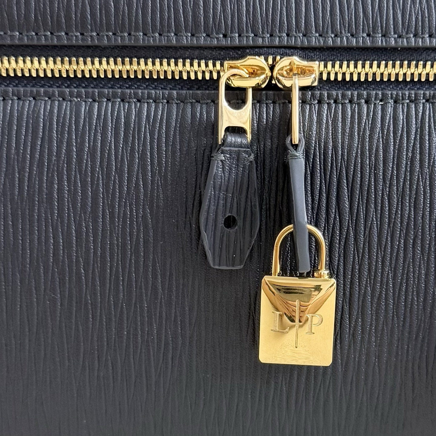 L**o p*ana extra pocket l27 calfskin 16x27x10cm